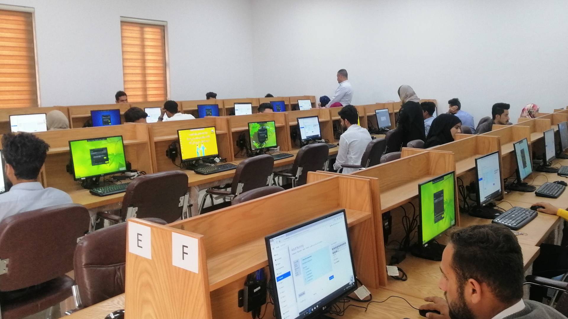 امتحان الكتروني - تعبيرية