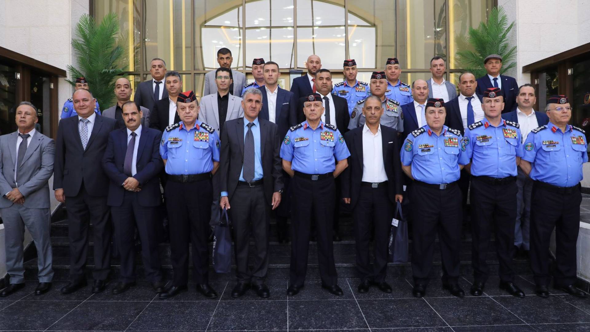 مدير الأمن العام يكرم كبار الضباط المتقاعدين تقديرا لعطائهم المميز