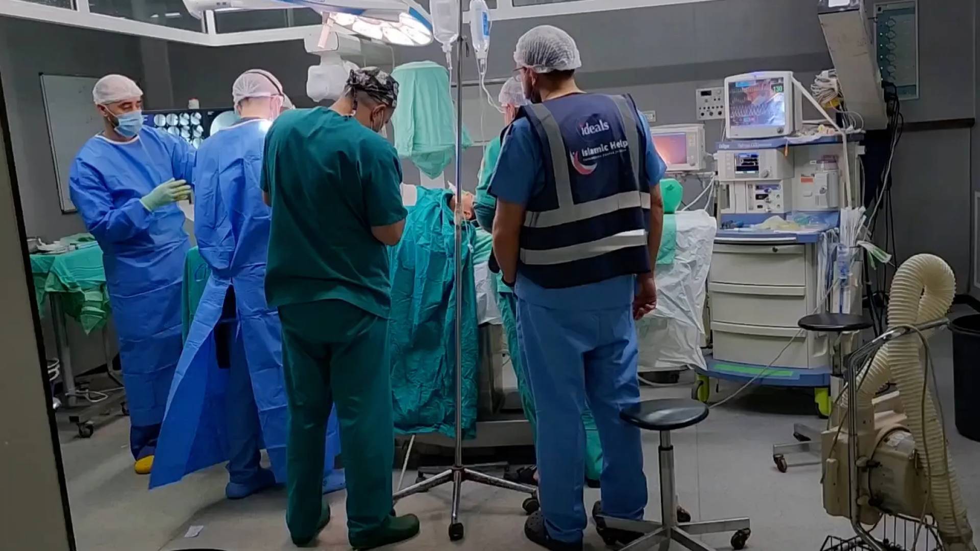 أطباء خلال إجراء عملية جراحية في غزة