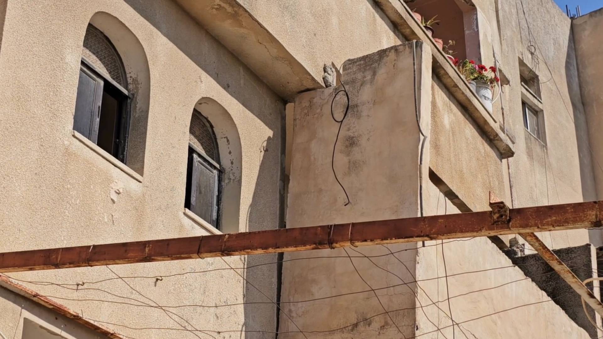 مراسل رؤيا: قرار بإخلاء مبنى سكني في إربد بعد سقوط أجزاء منه