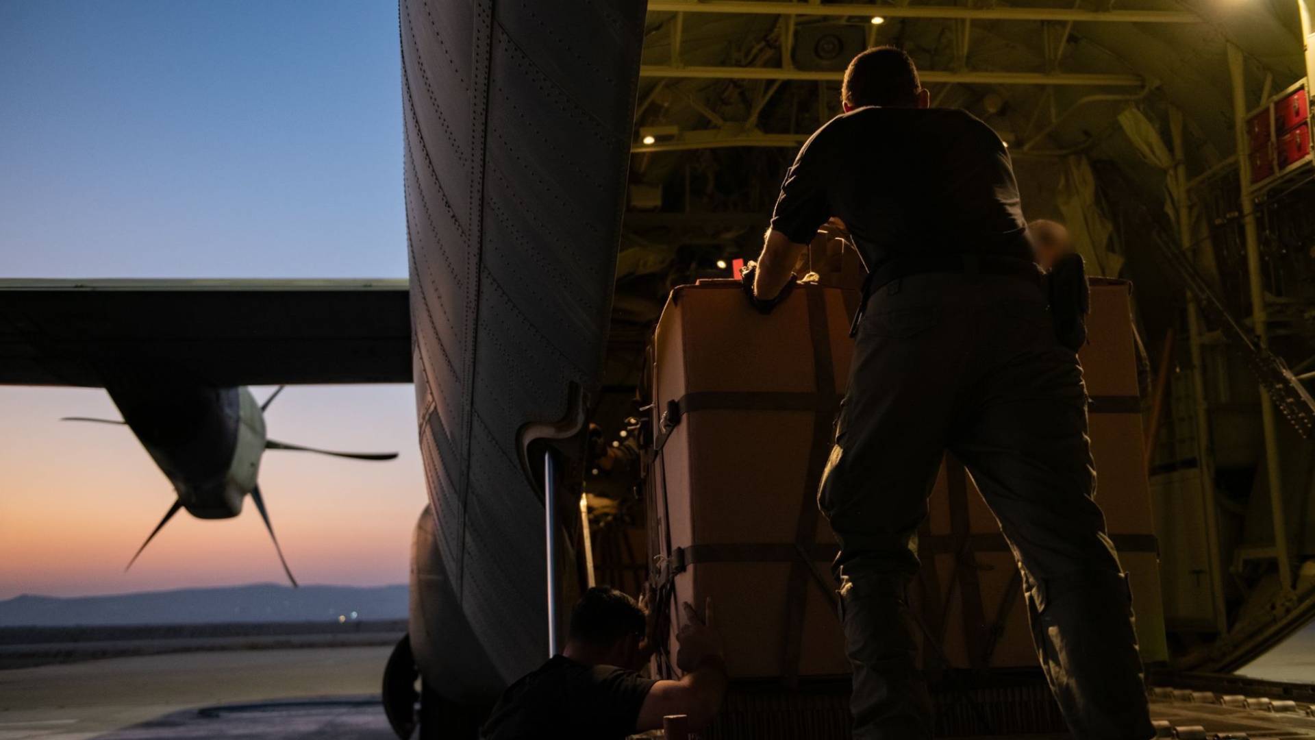 تحميل مساعدات في طائرة