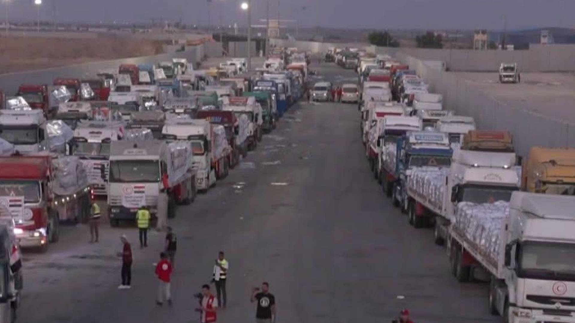 بدء تحرك شاحنات المساعدات من معبر رفح باتجاه معبر كرم أبو سالم تحت إشراف الهلال الأحمر المصري