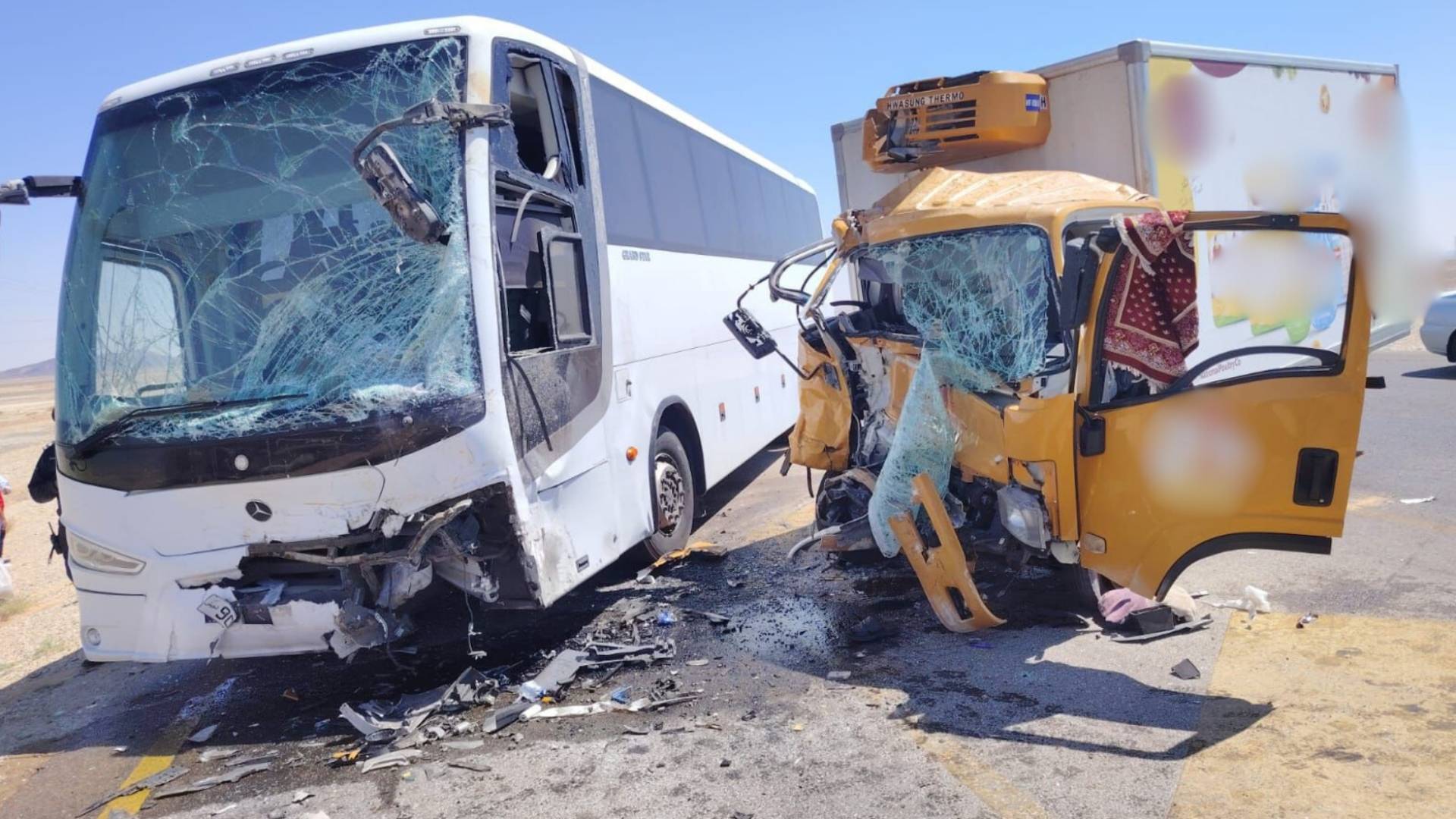 وفاتان و7 إصابات بتصادم مركبة وحافلة على الطريق الصحراوي في معان