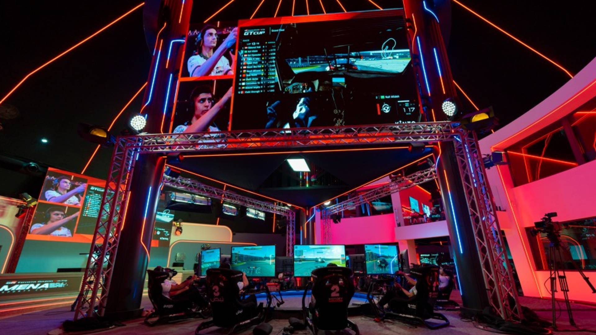 بطولة الشرق الأوسط وشمال أفريقيا للسباقات الإلكترونية تبدأ مشوار نجاح جديدا للعام الخامس على التوالي بتوسع وتطور غير مسبوقين