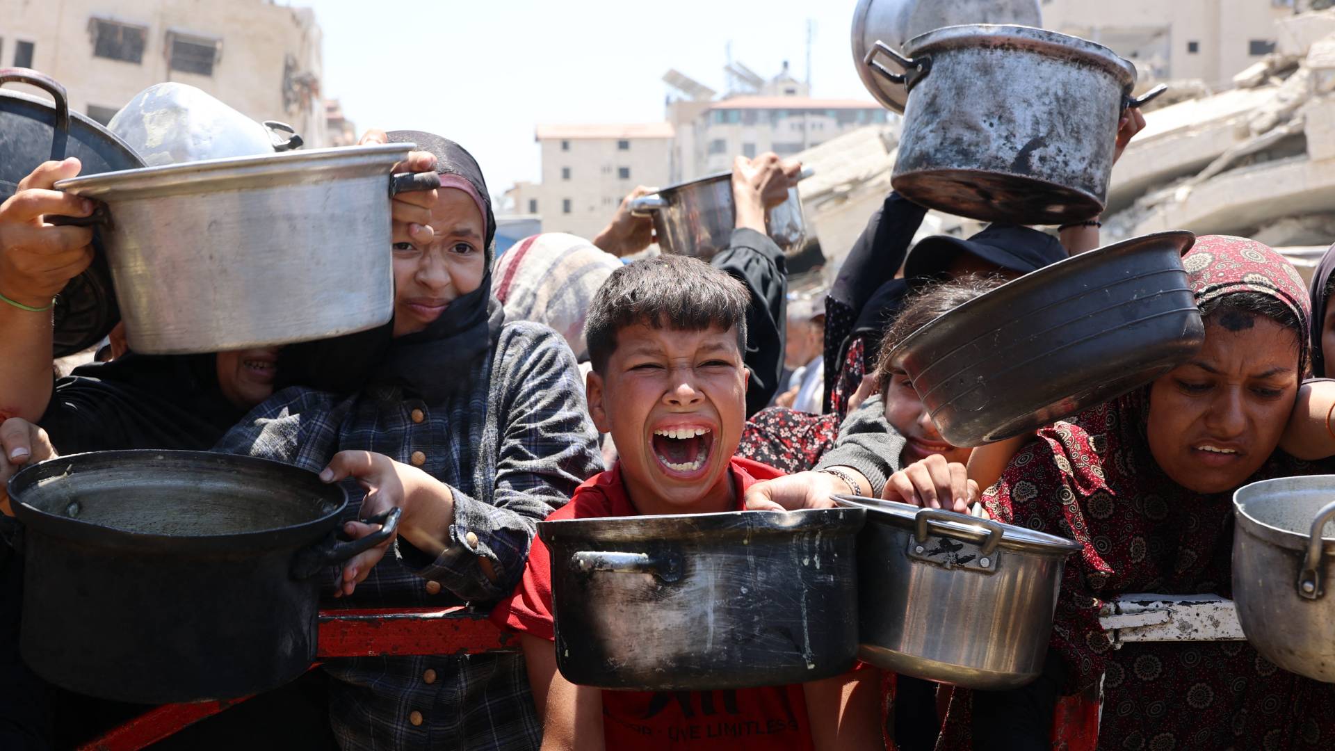 اهالي غزة وسط نقص حاد في المواد الغذائية