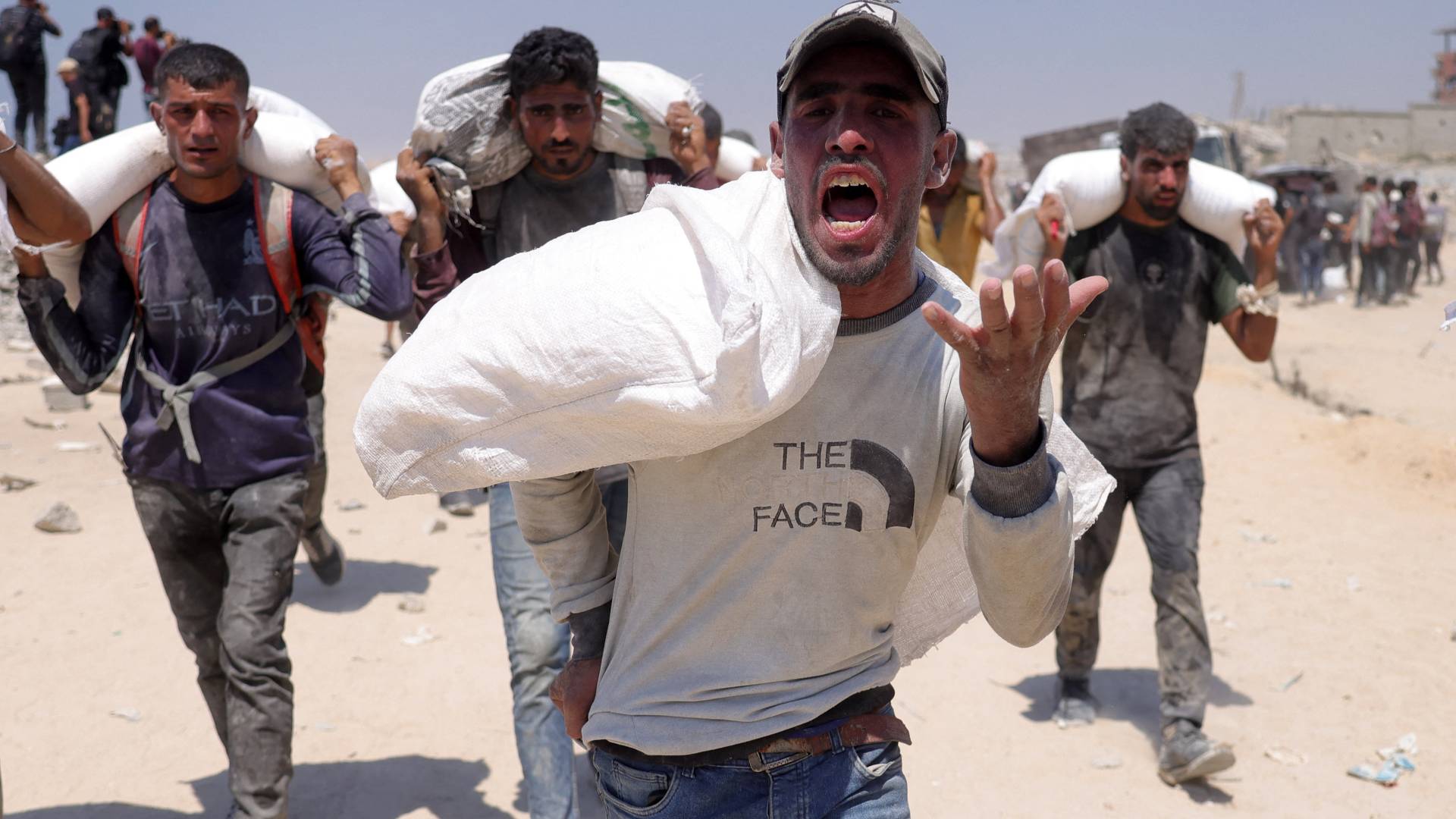 مساعدات إنسانية لغزة