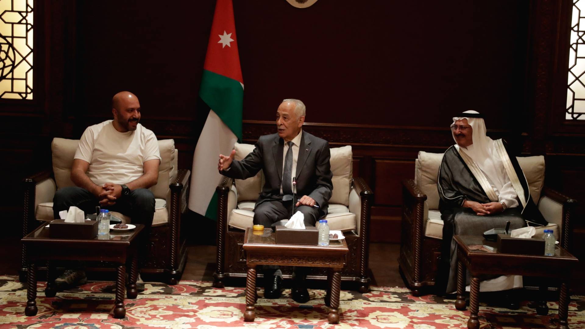 العيسوي خلال لقائه وفدا من نادي نشامى المستقبل للسيدات الرياضي