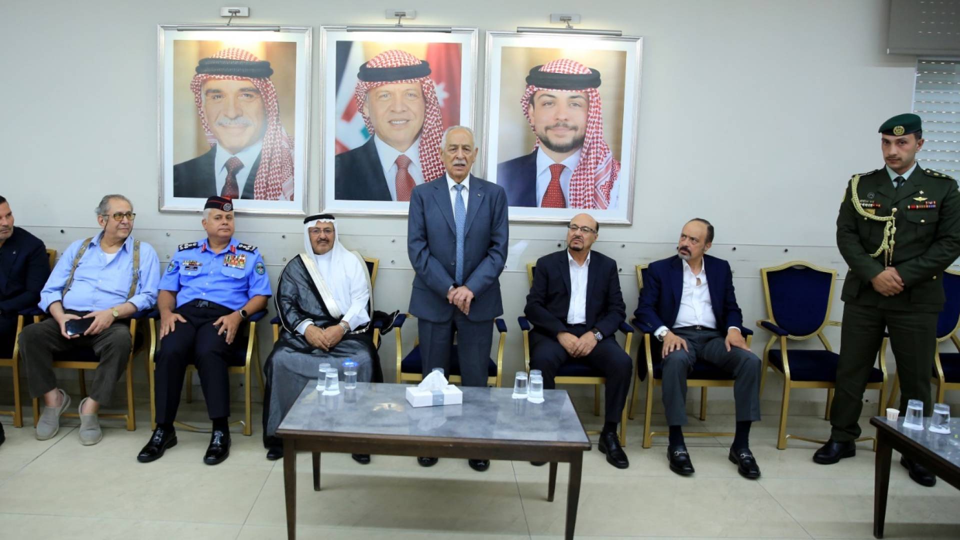 العيسوي ينقل تعازي الملك وولي العهد إلى عشيرة العلاوي