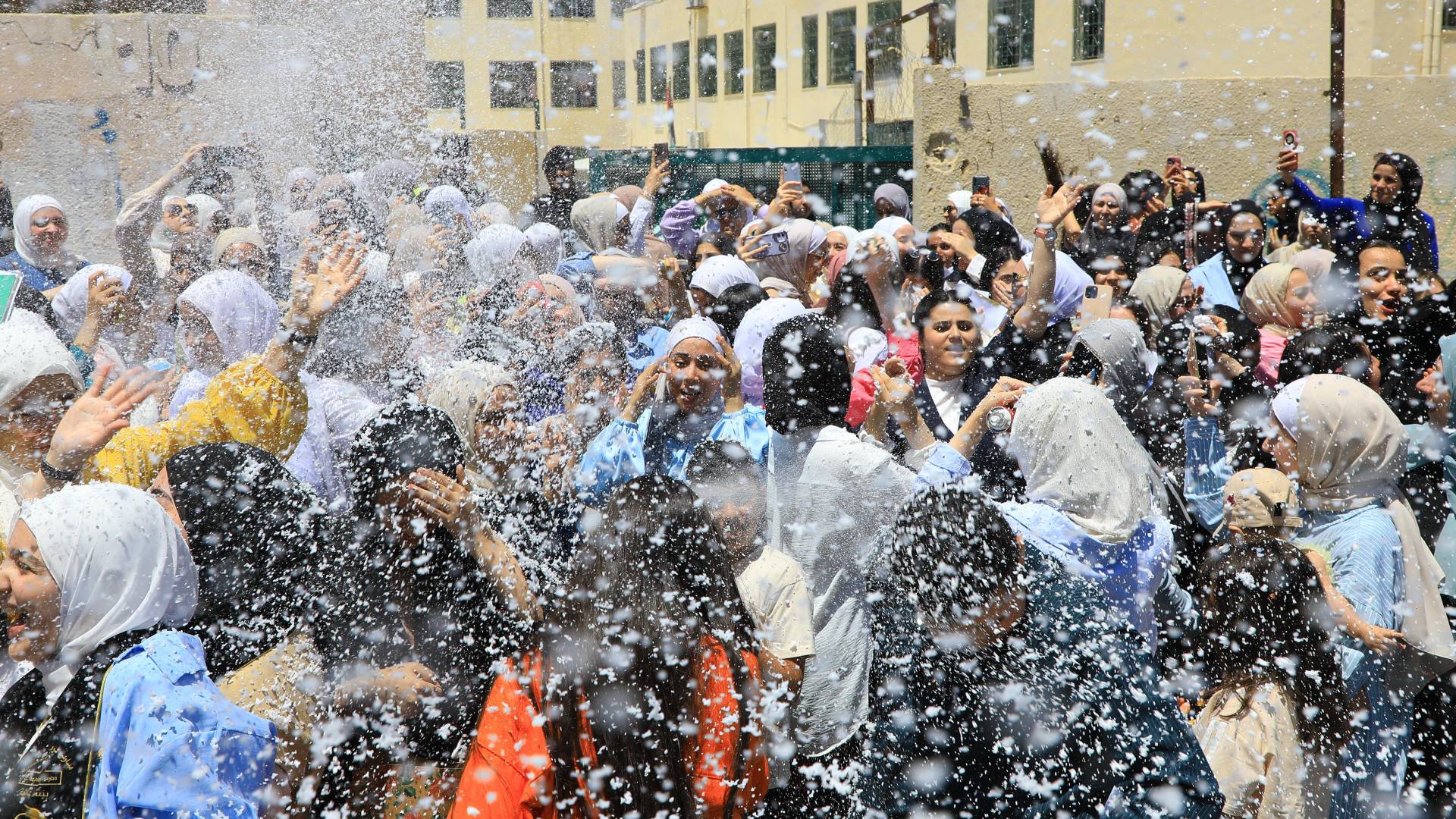 فرحة انتهاء امتحانات التوجيهي 2025