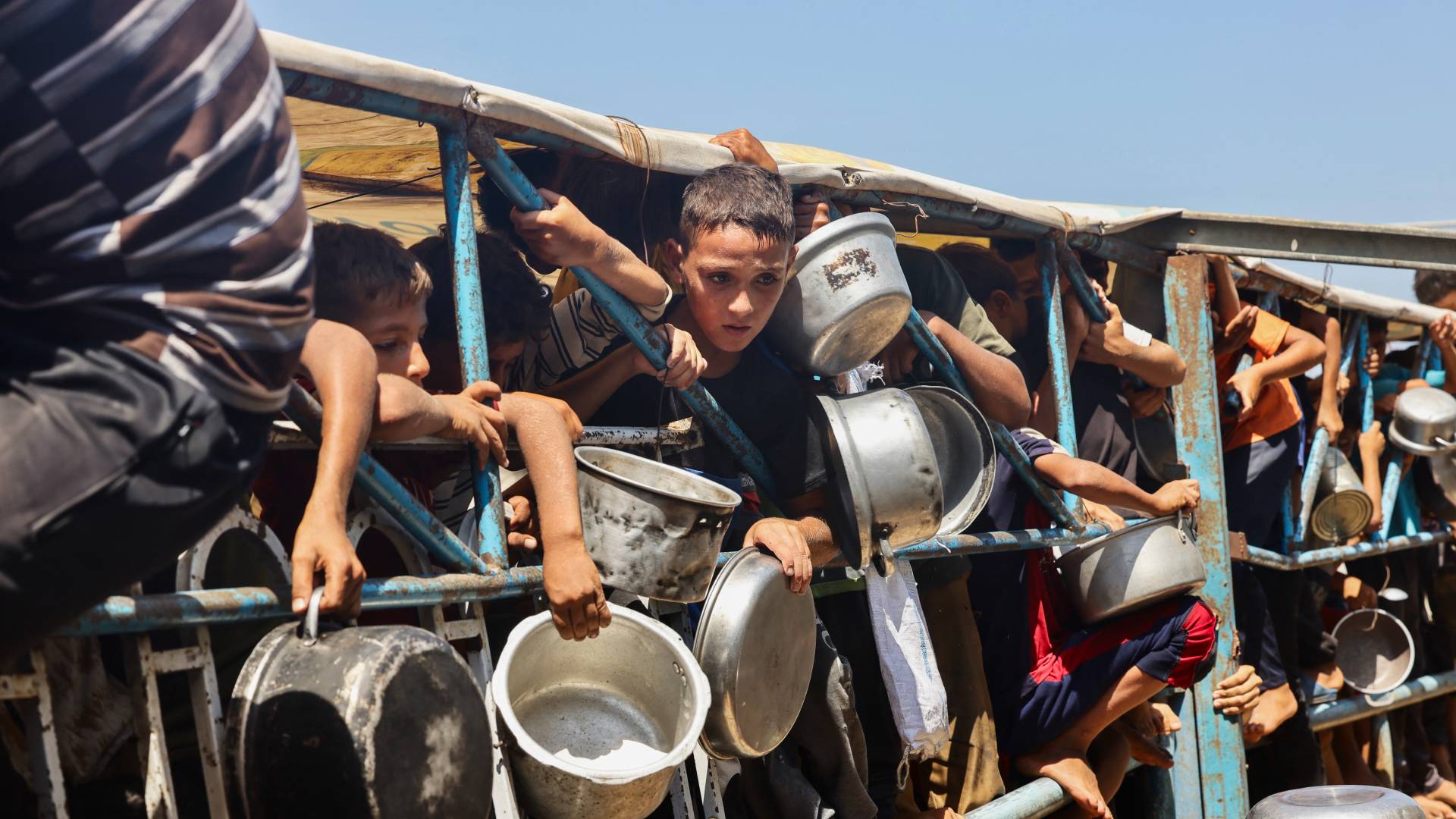 طالبو مساعدات غذائية بغزة