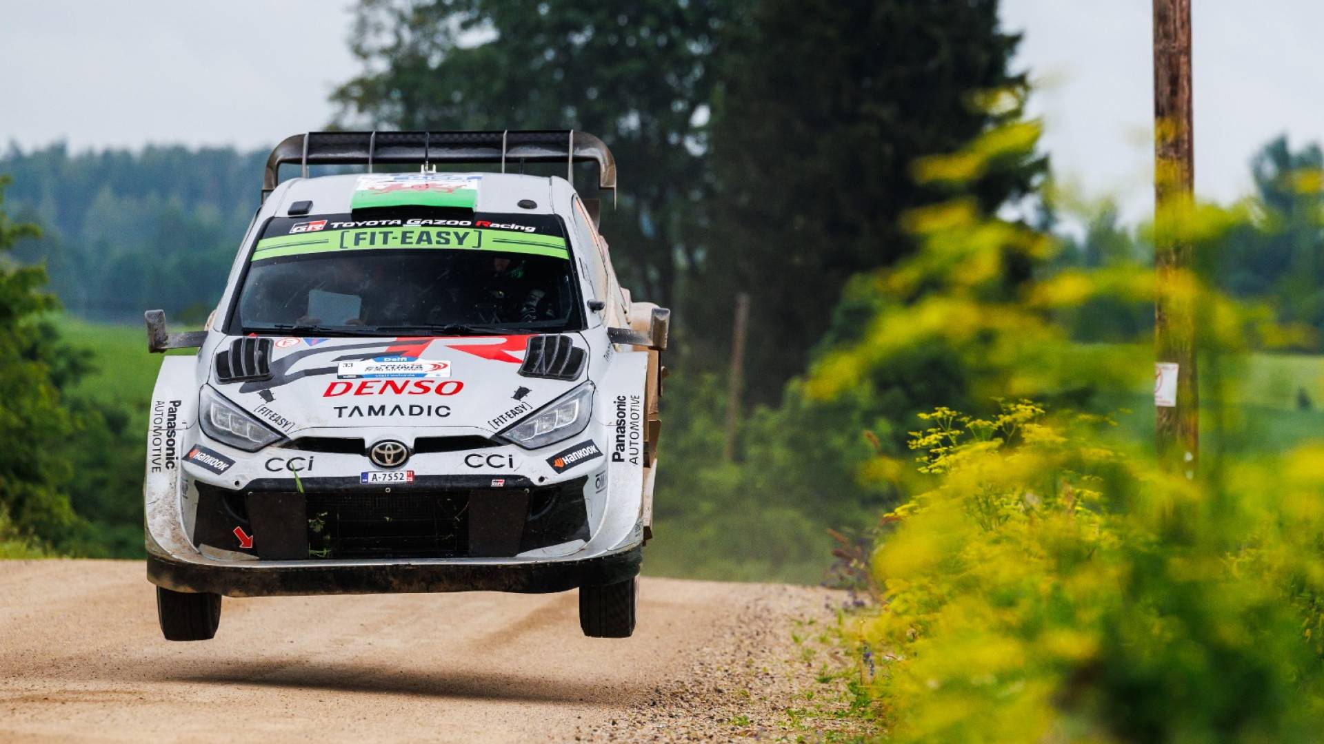 فريق تويوتا جازو للسباقات يفوز بالمركز الأول في رالي إستونيا