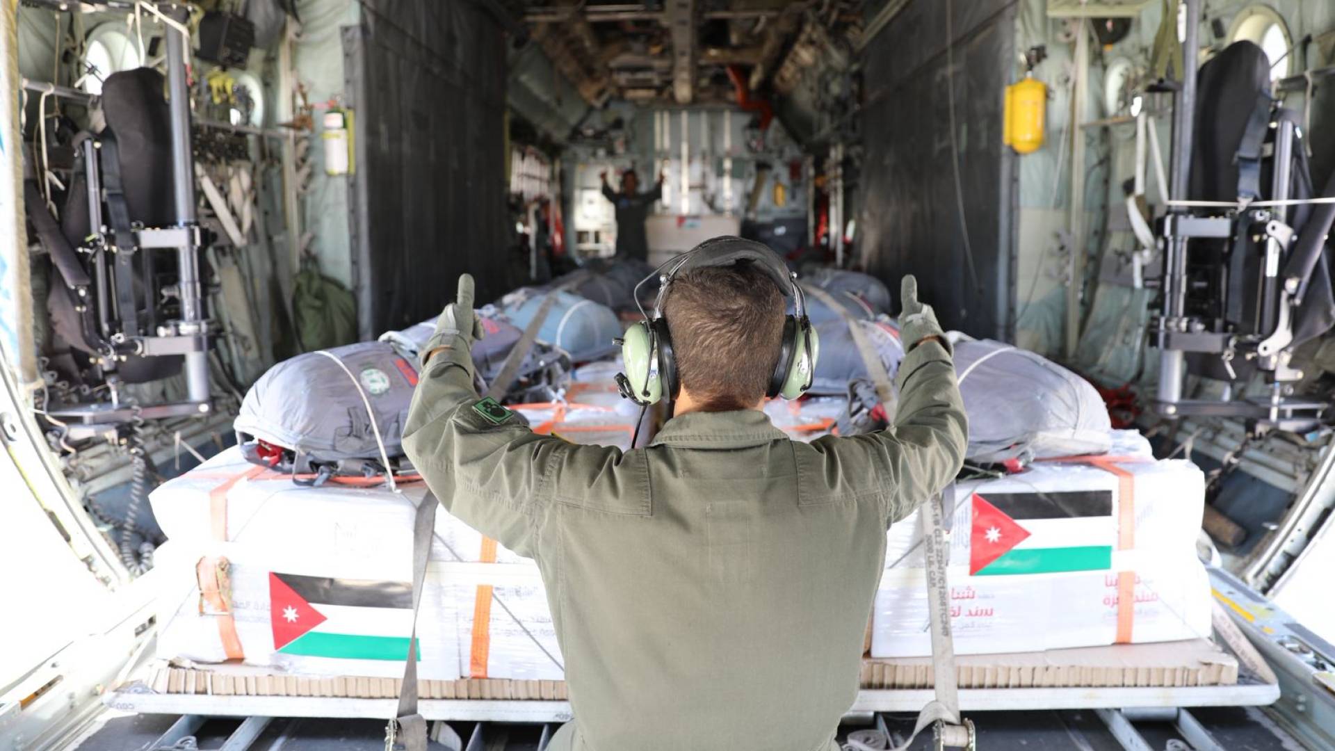 القوات المسلحة تنفذ إنزالين جويين لإيصال المساعدات الإنسانية إلى قطاع غزة بمشاركة الإمارات