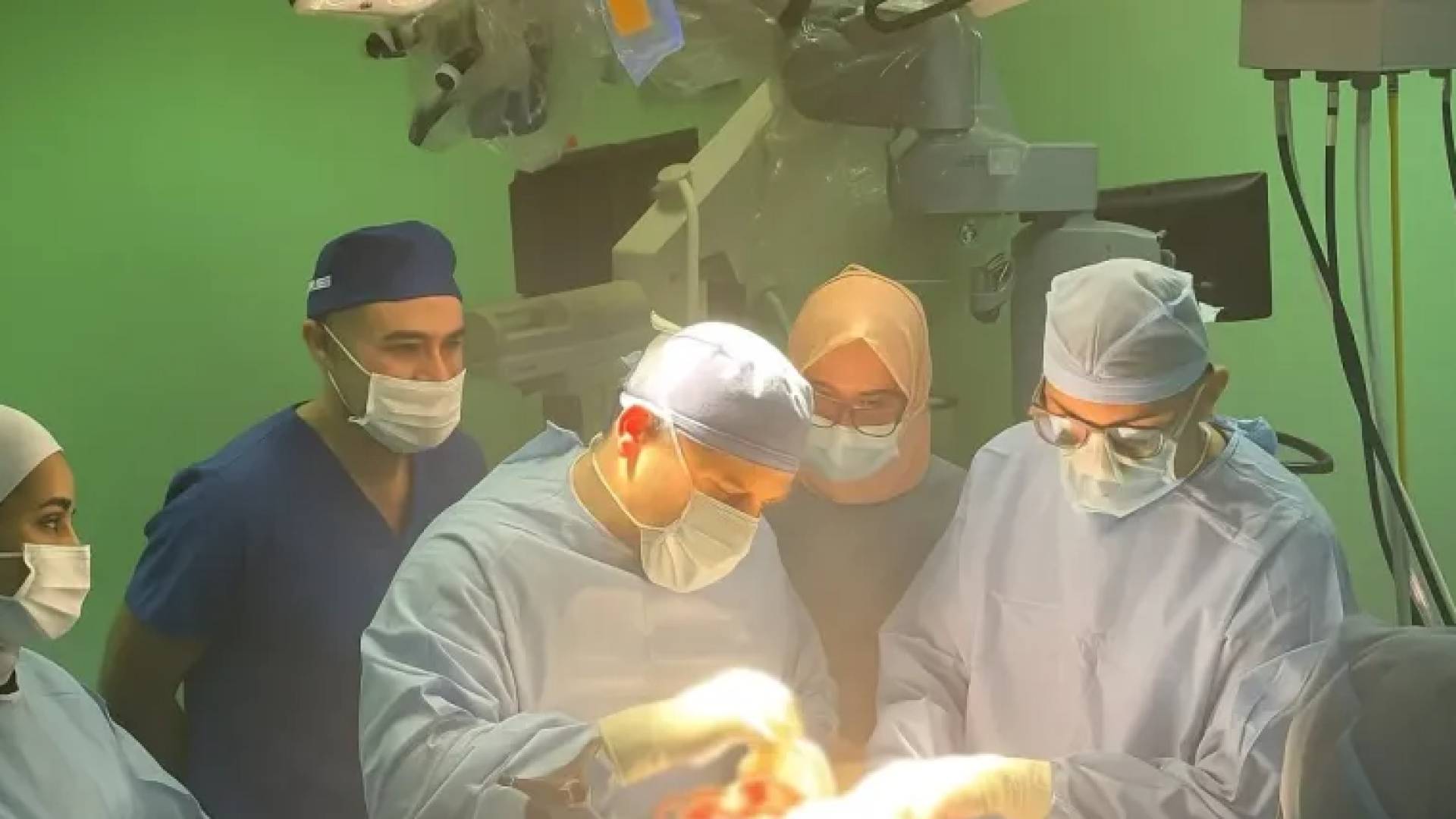 إنجاز طبي.. نجاح أول عملية لاستئصال بؤرة صرعية من الدماغ بمستشفيات البشير