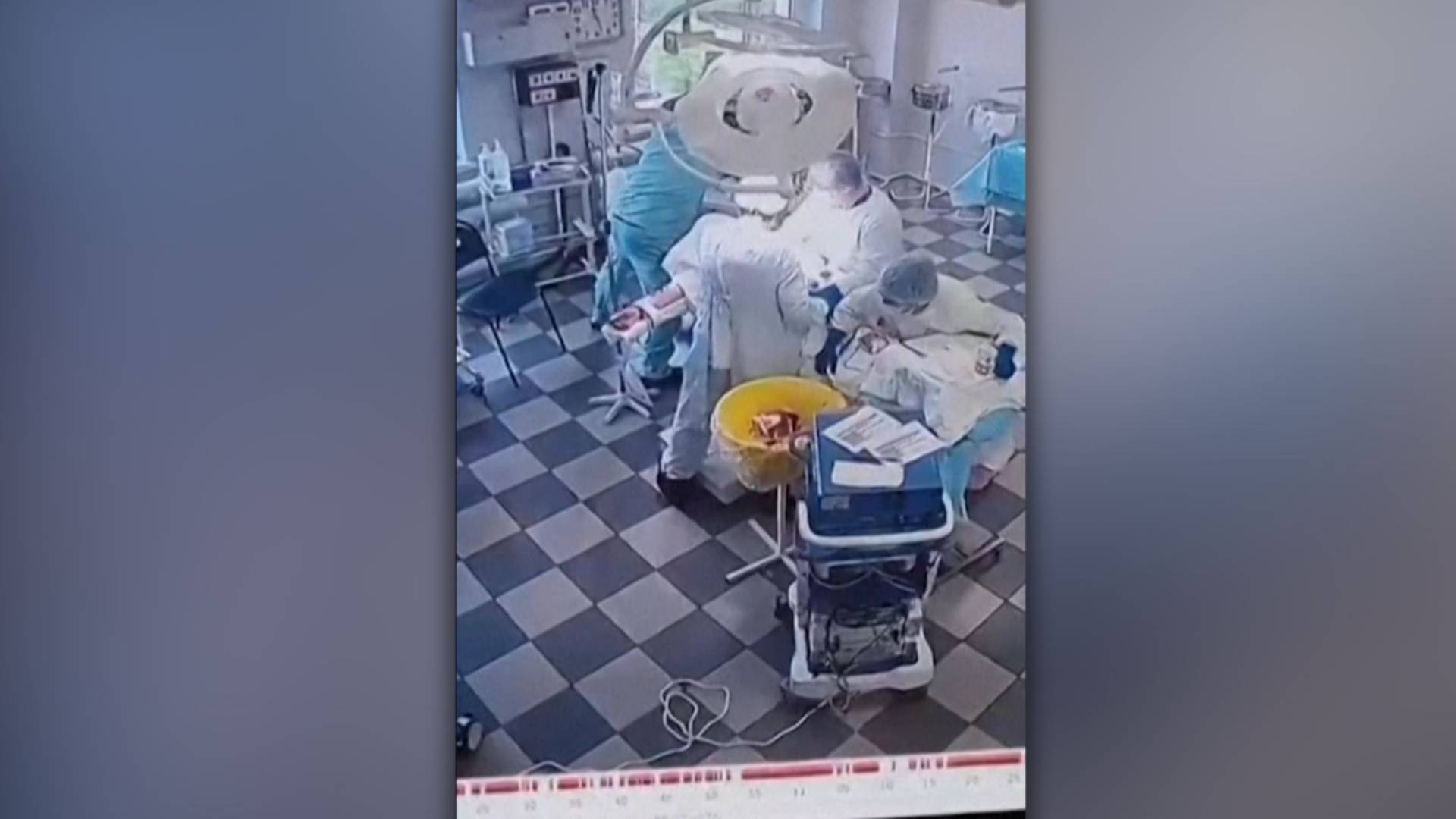 جراحون روس يضعون حياة مريضهم فوق سلامتهم