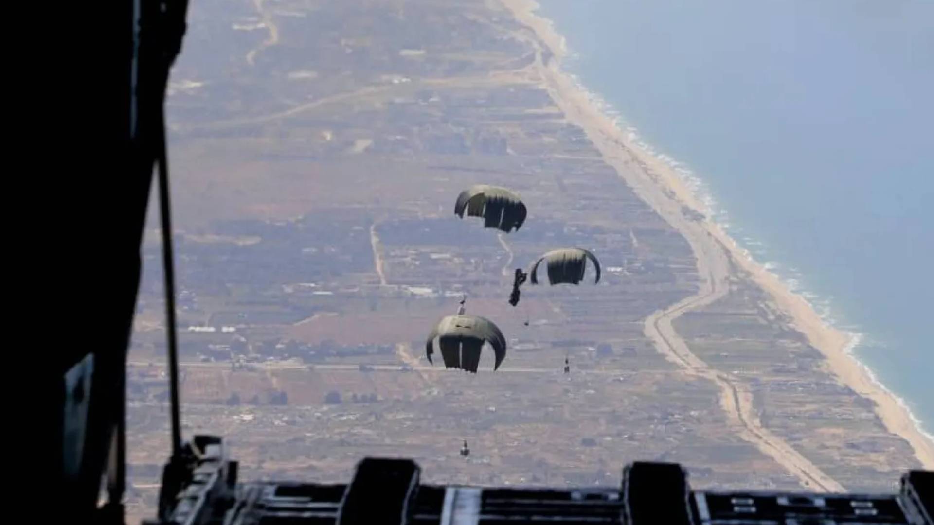 إسقاط مساعدات إنسانية من طائرات عسكرية أردنية فوق قطاع غزة "أرشيفية"