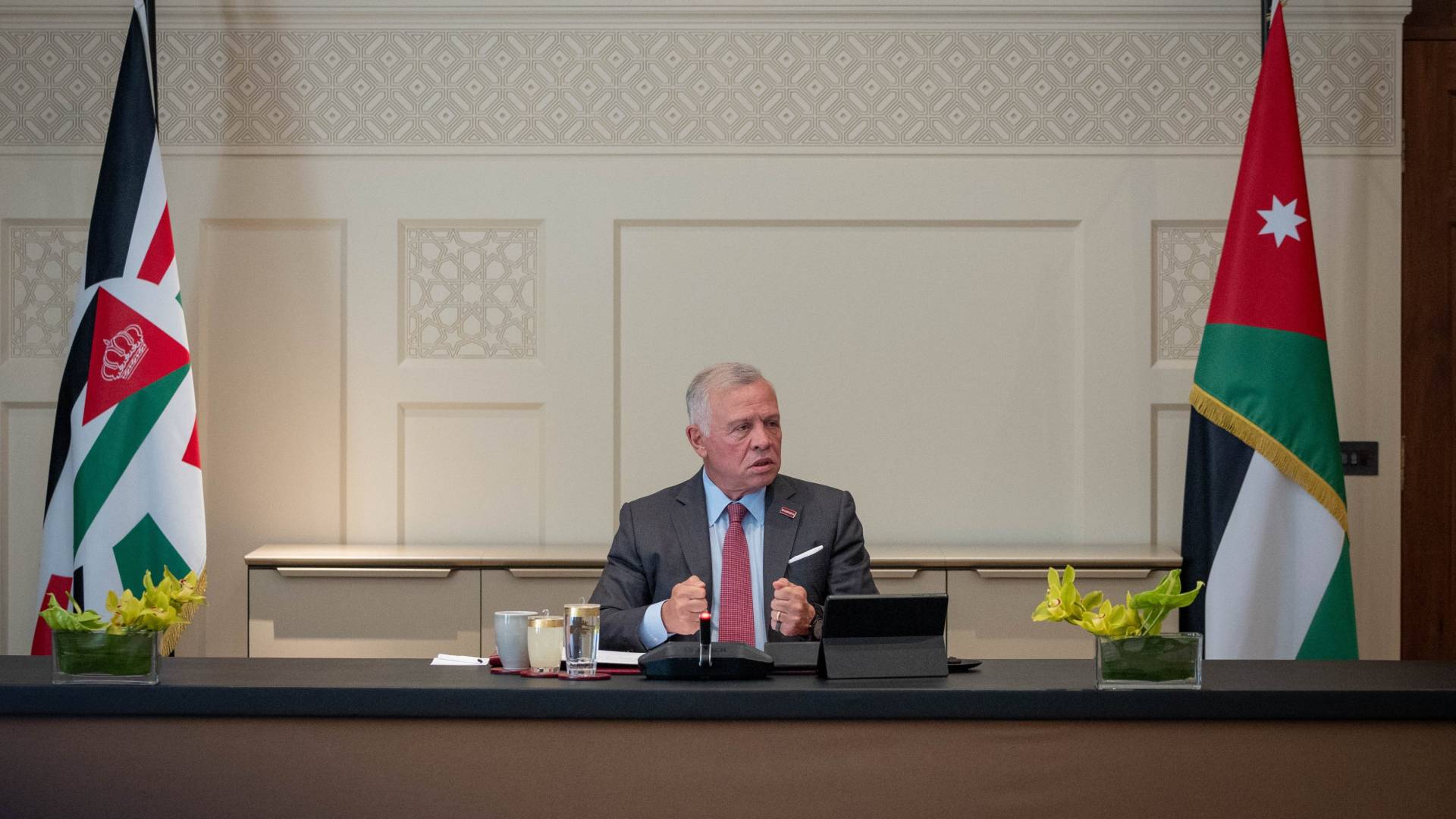 الملك لدى لقائه شخصيات إعلامية