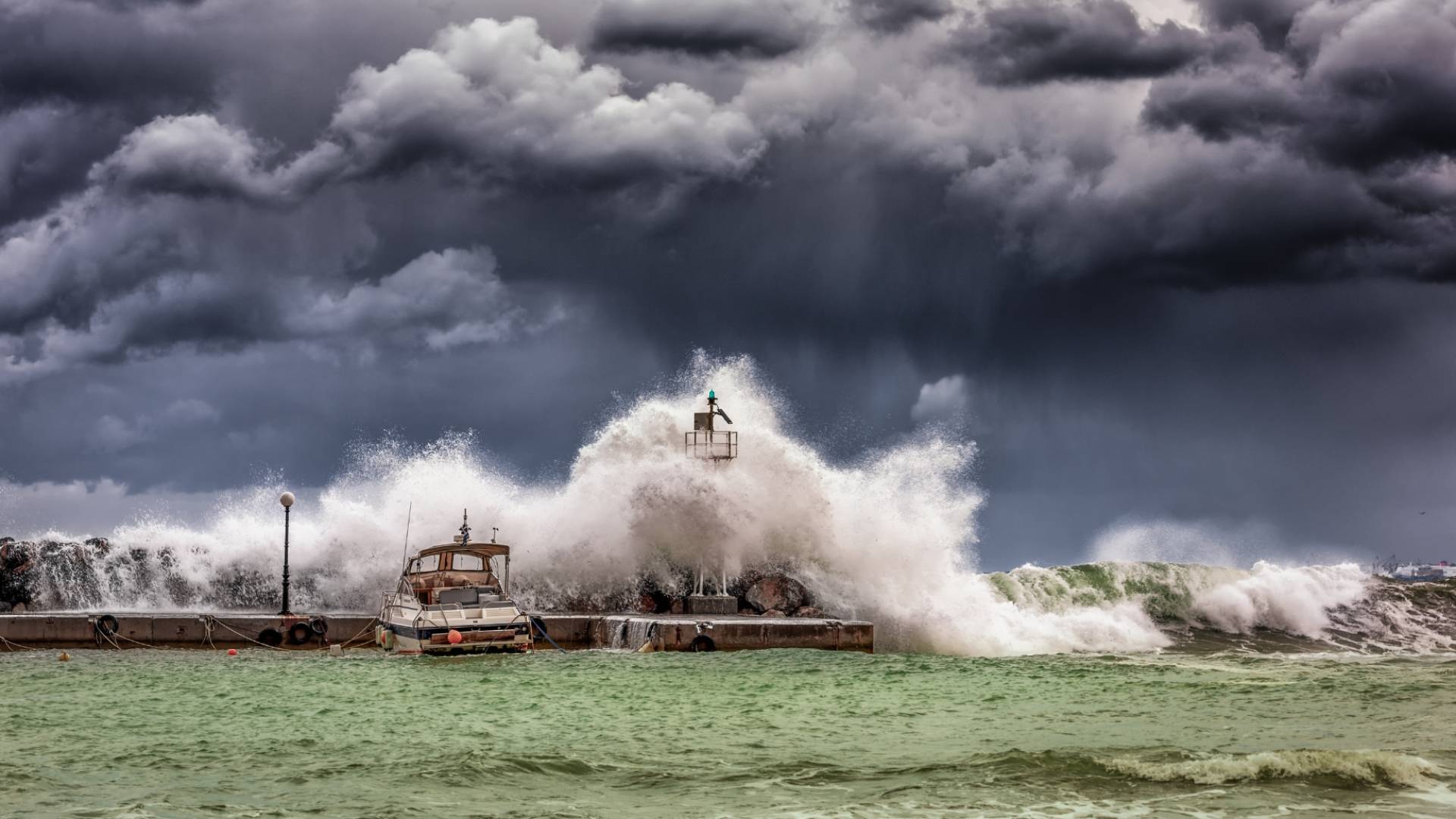 أمواج تسونامي