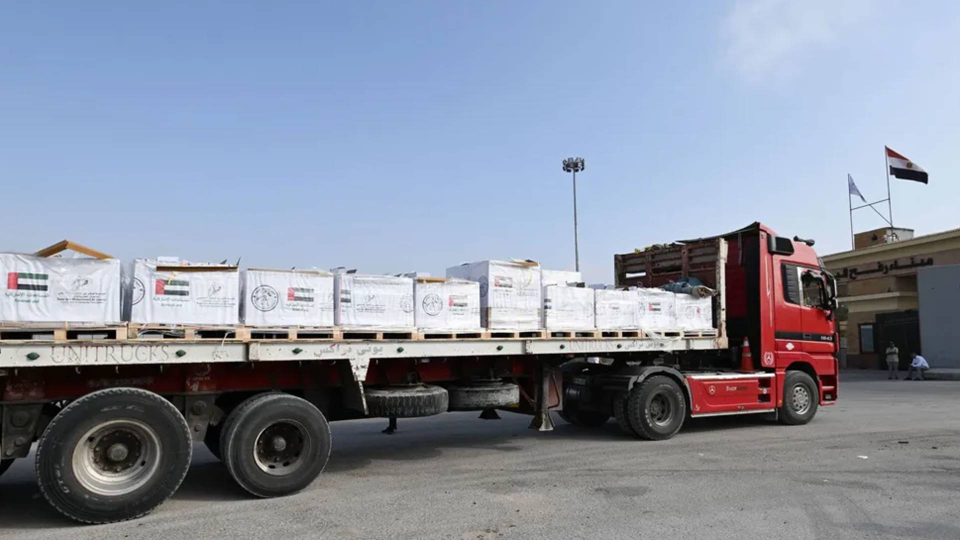 شاحنة مساعدات إماراتية عند معبر رفح "أرشيفية"