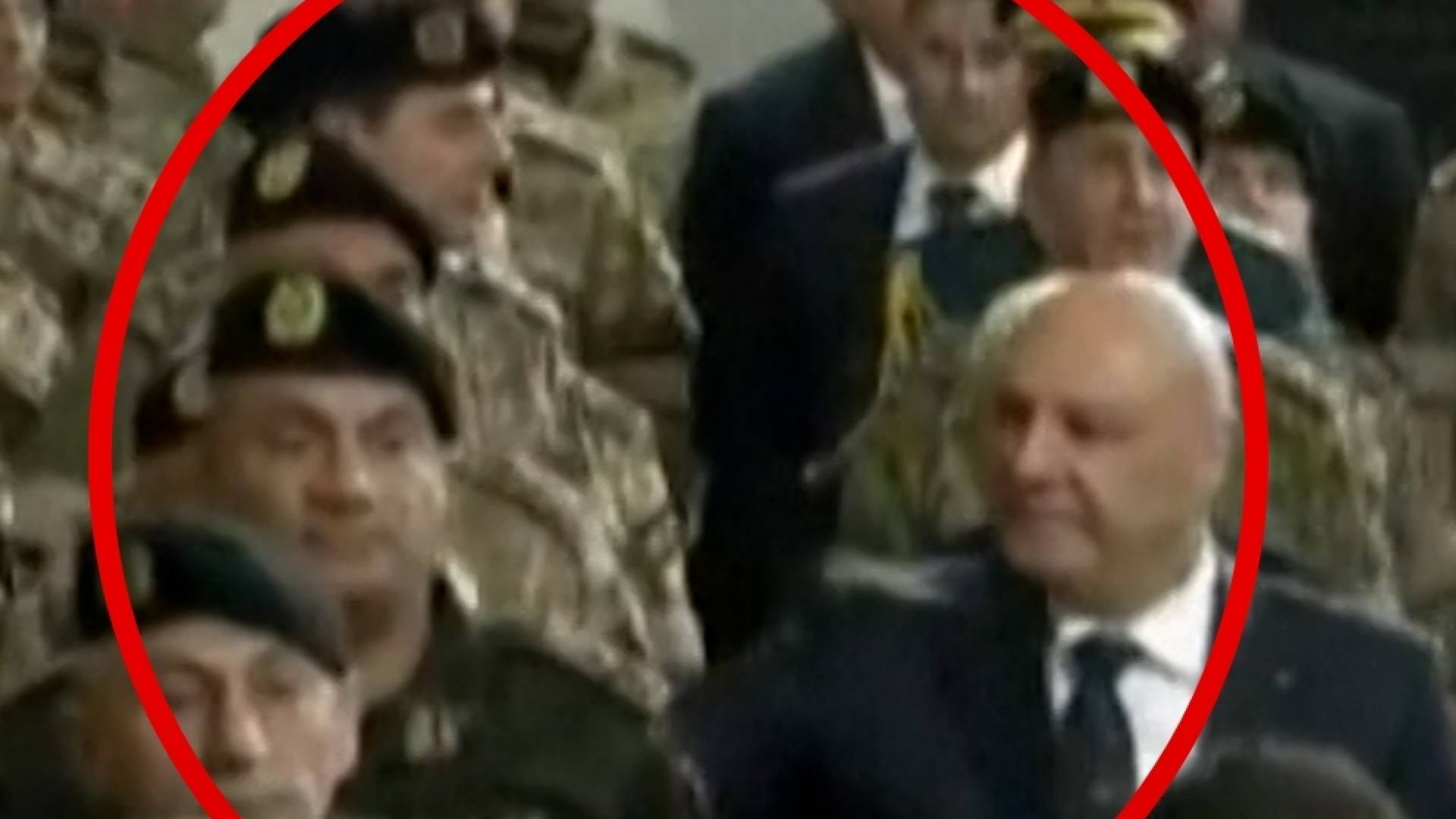 الرئيس اللبناني جوزيف عون يمازح العميد عماد نبهة قائد فوج مكافحة الشغب