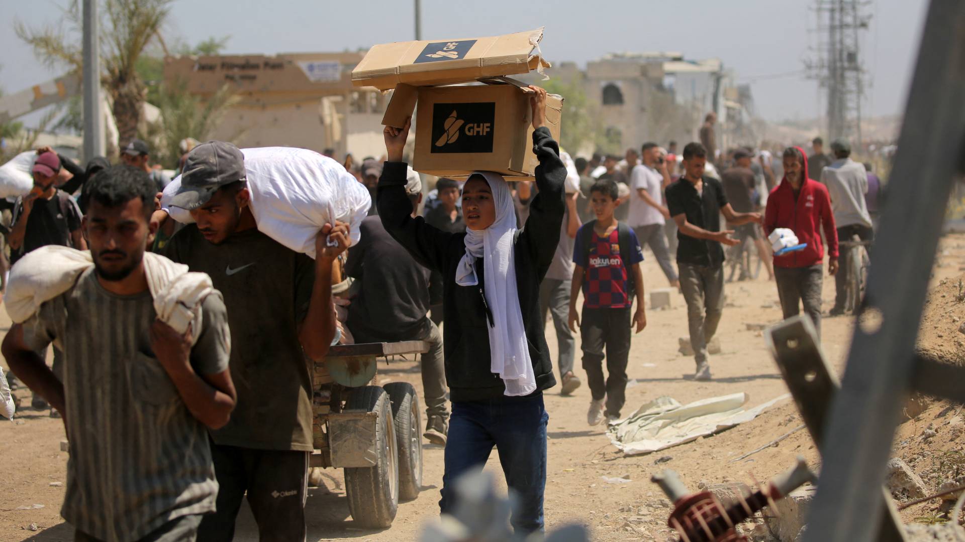 فلسطينيون يحصلون على الطعام من مؤسسة غزة الانسانية