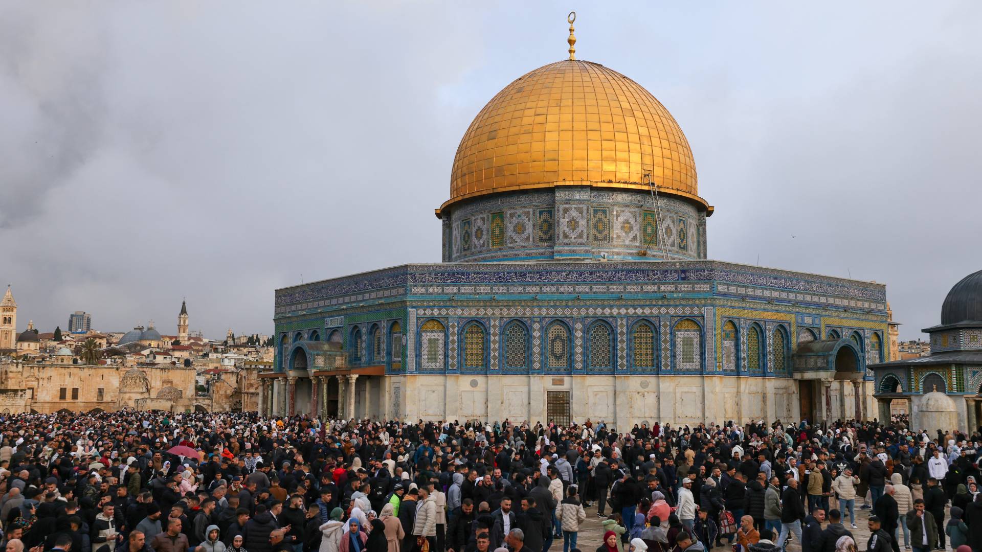 مصلون في باحات المسجد الأقصى