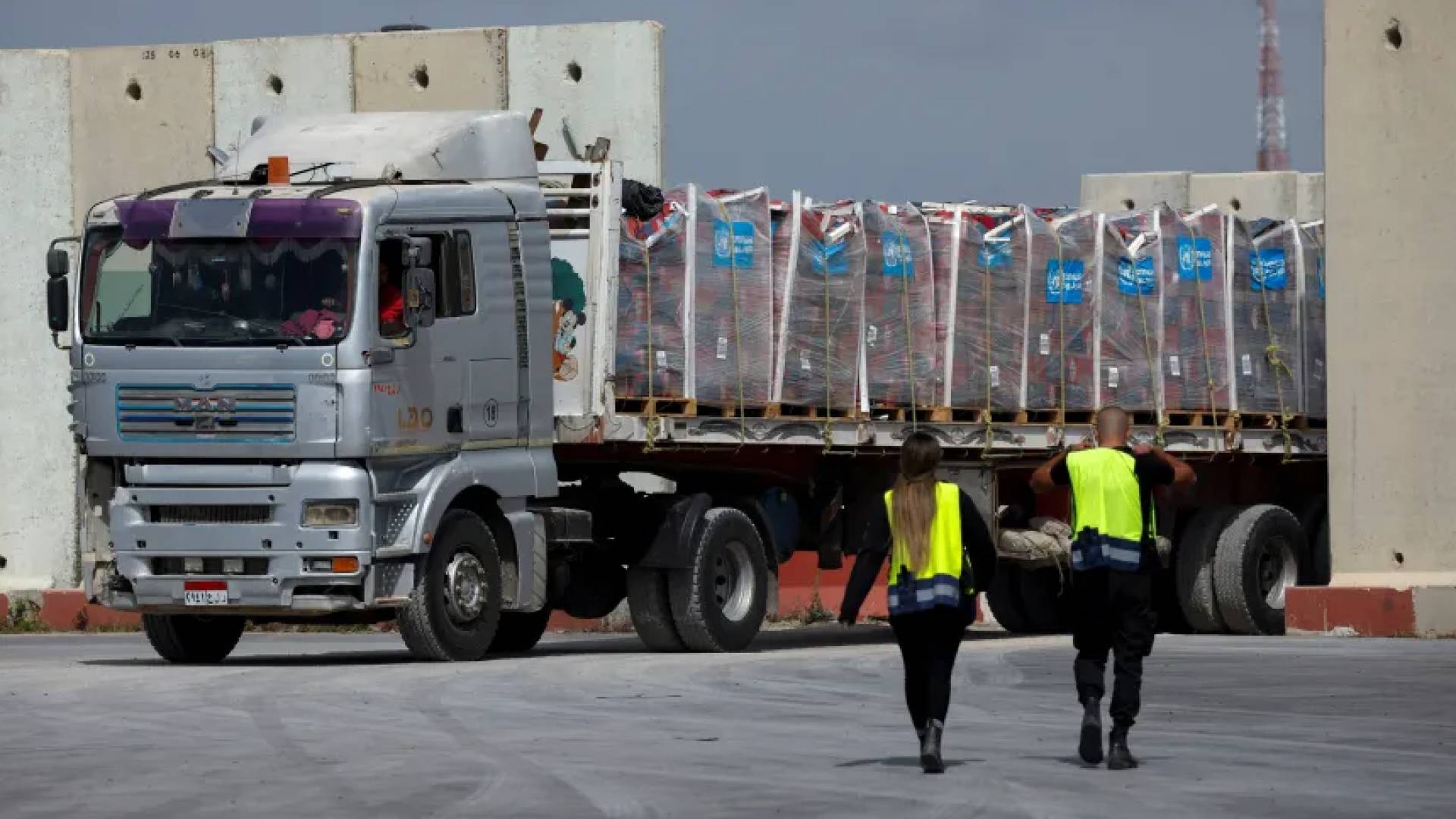 شاحنة مساعدات