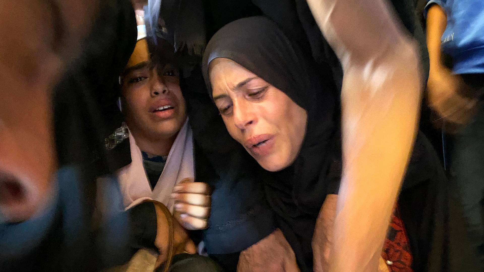 ام تبكي على استشهاد اطفالها