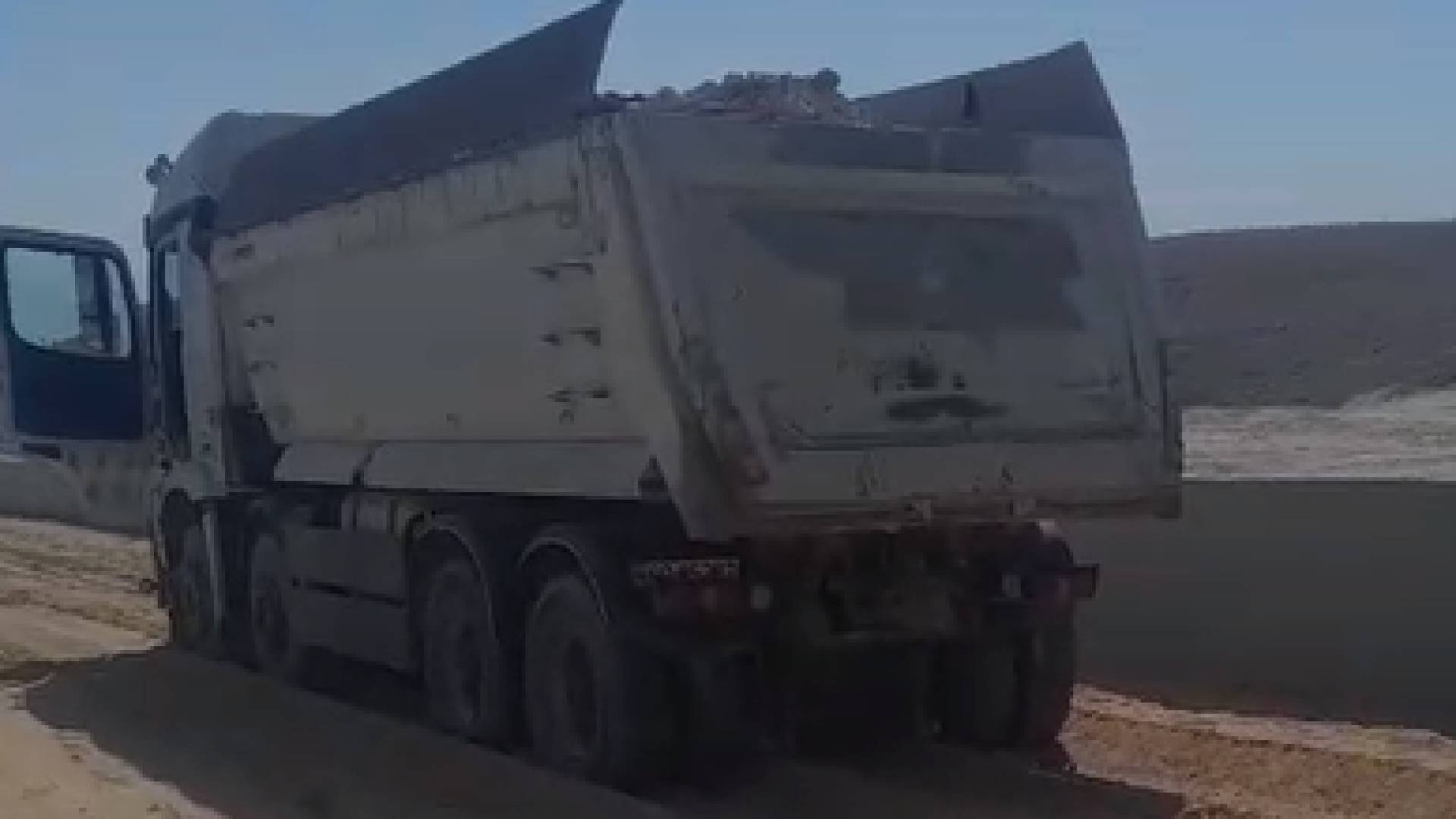 الشاحنة التي تعرضت لعطل في الفرامل على طريق البحر الميت