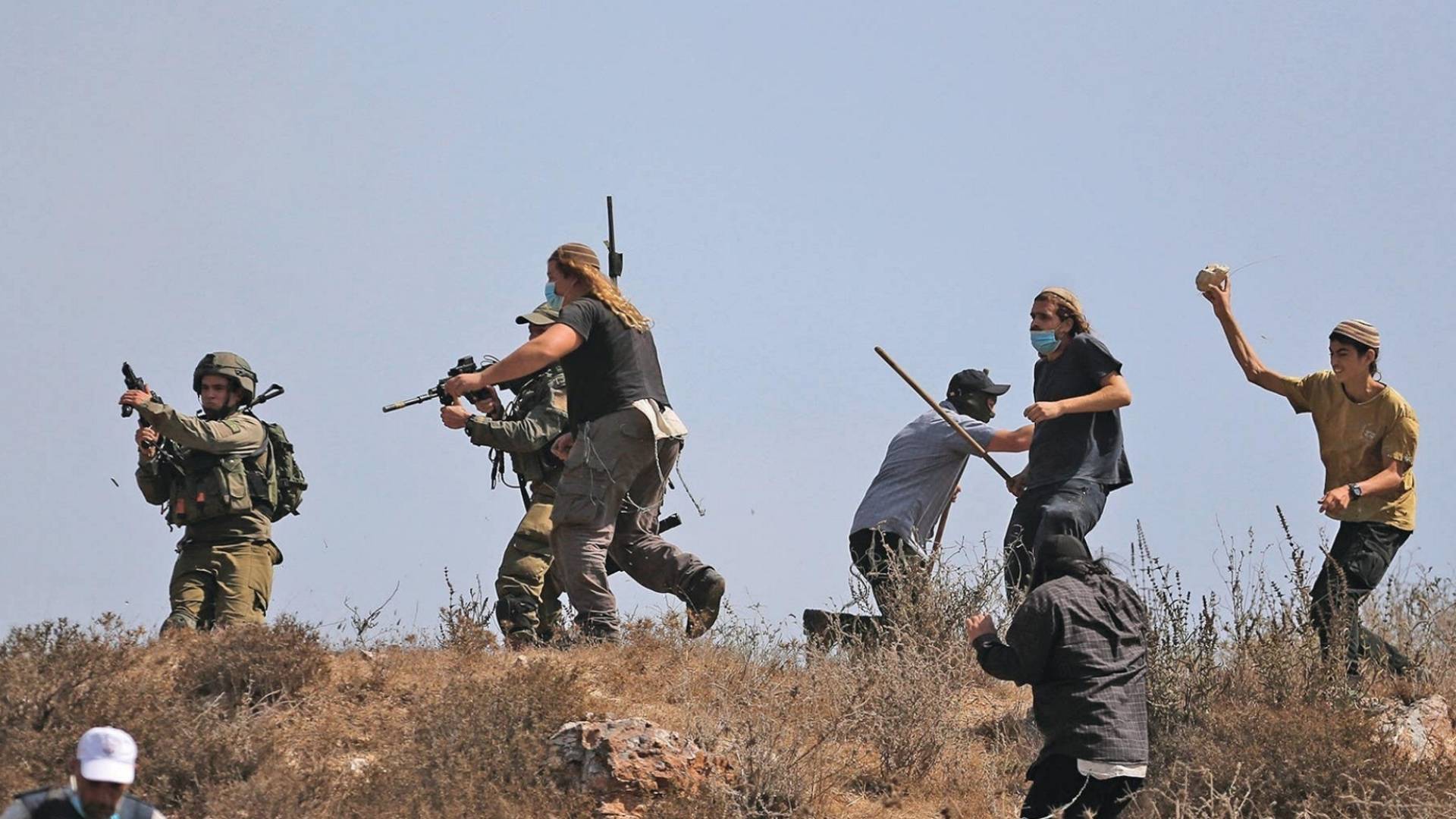 مستوطنون يهاجمون الفلسطينيين