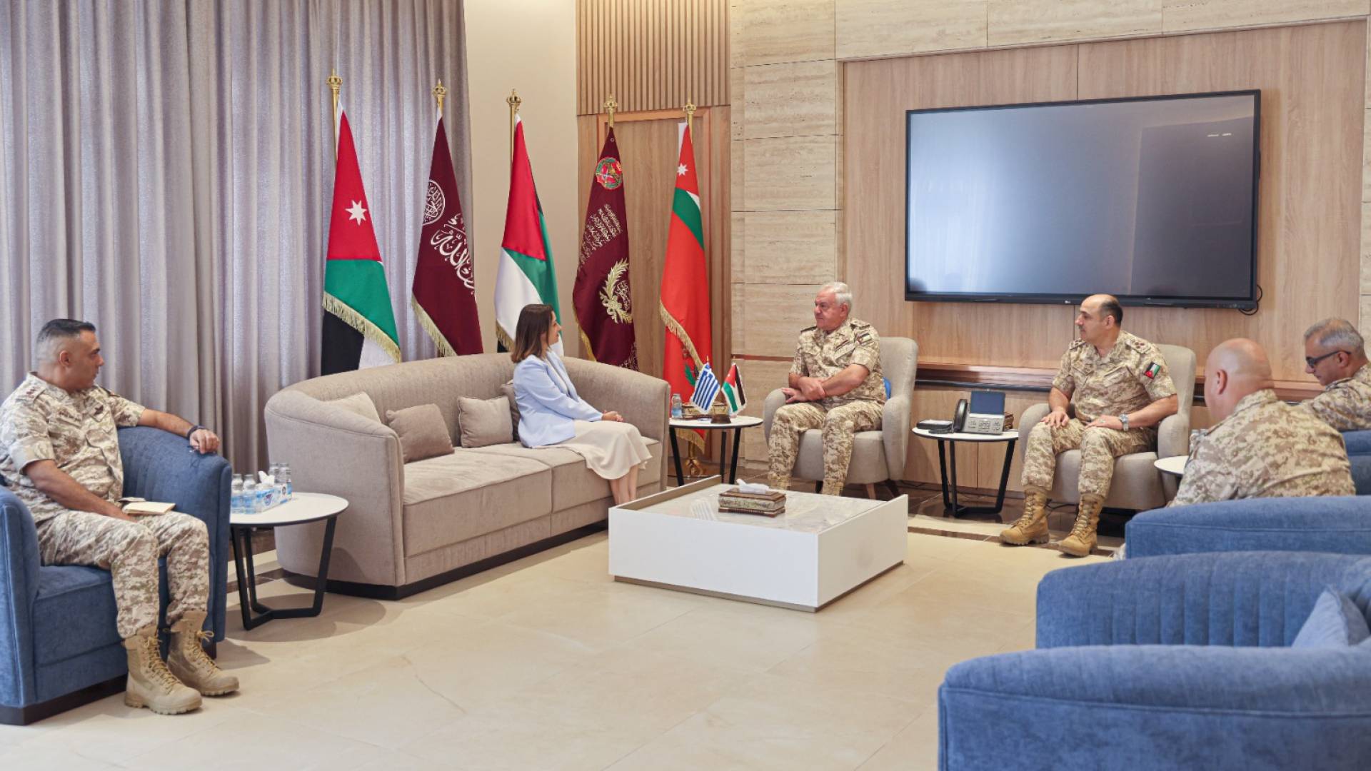 رئيس هيئة الأركان المشتركة يستقبل السفيرة اليونانية