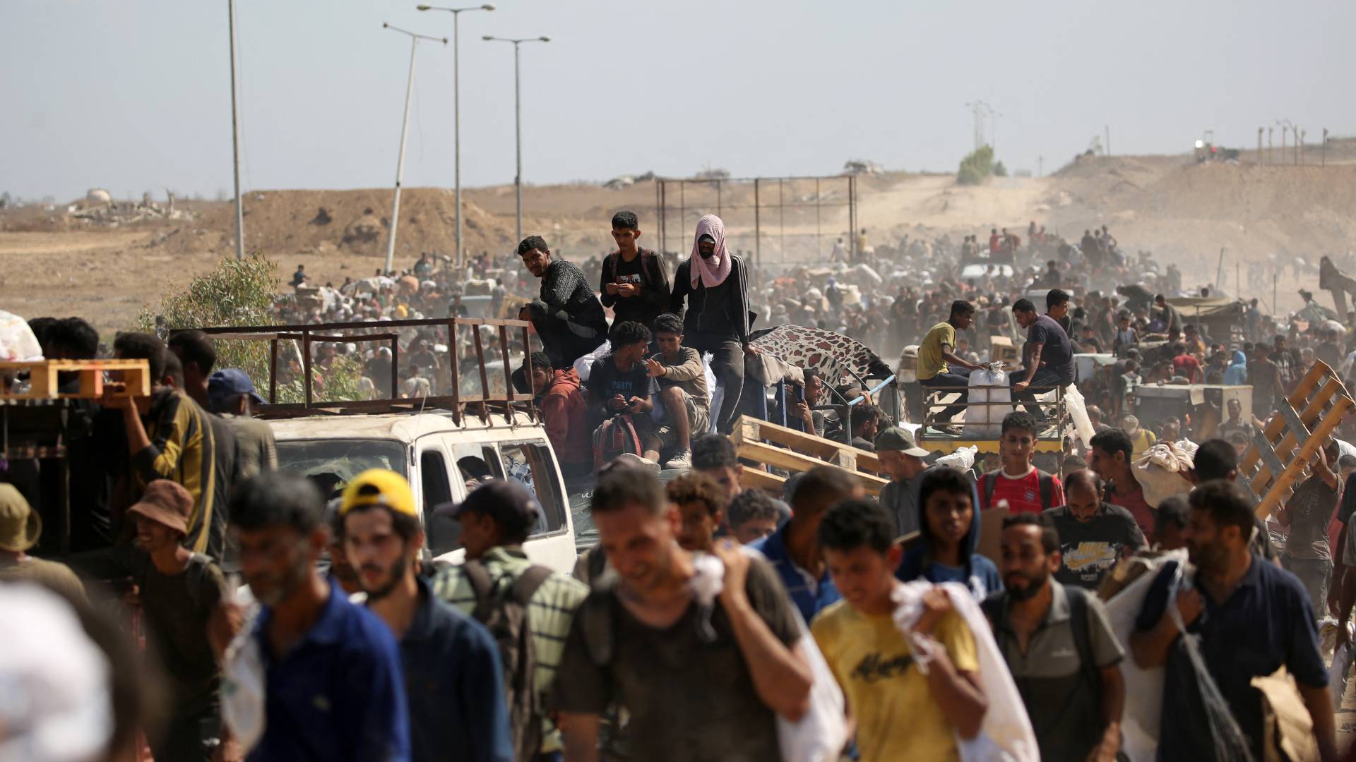 فلسطينيون عند نقطة توزيع الطعام التي تديرها مجموعة "مؤسسة غزة الإنسانية"