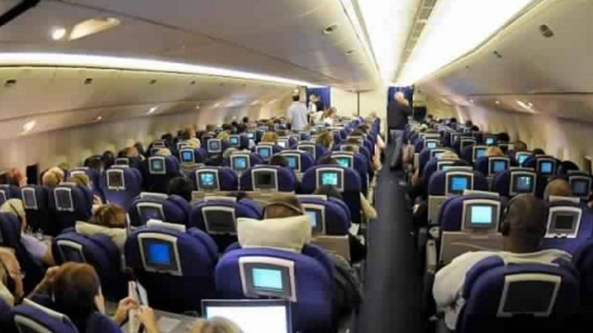 طائرة من الداخل