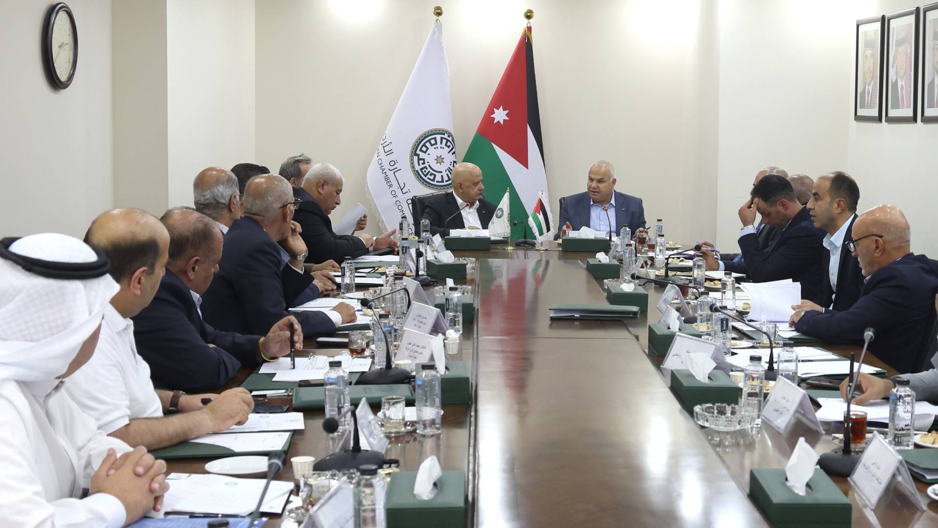 وزارة العمل و"تجارة الأردن" يبحثان ملف استقدام العمالة من الخارج مقابل تشغيل الأيدي العاملة المحلية