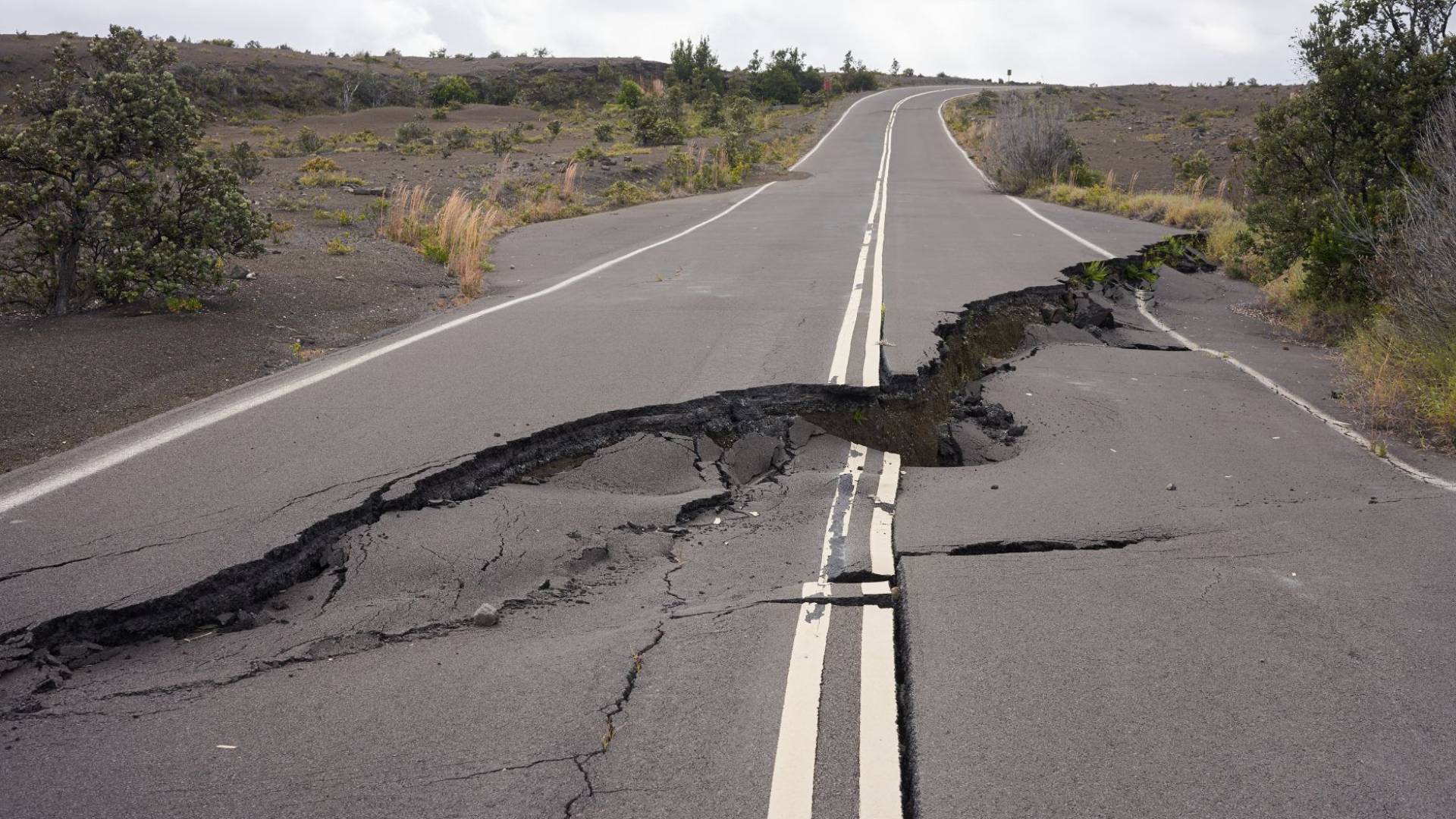 تشققات أرضية نتيجة زلزال