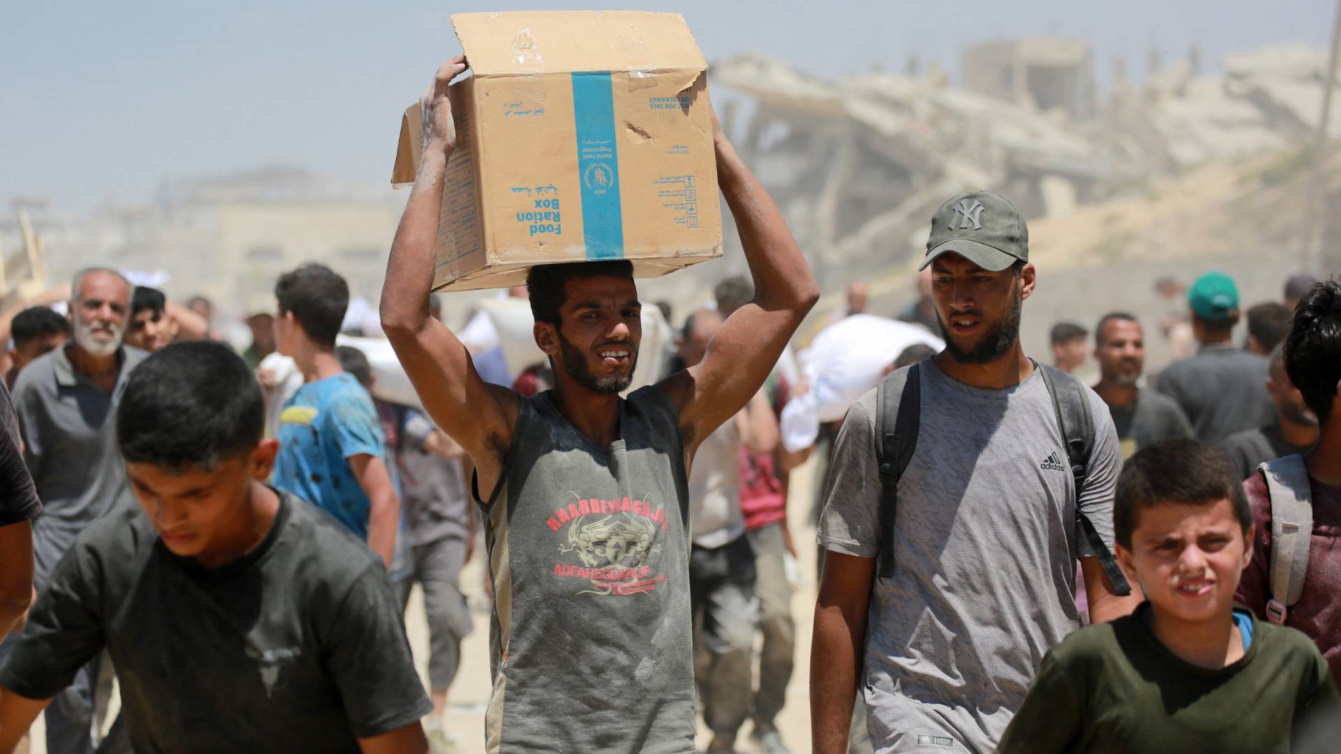 فلسطينيون يتلقون مساعدات إنسانية من نقطة توزيع مساعدات في شمال قطاع غزة