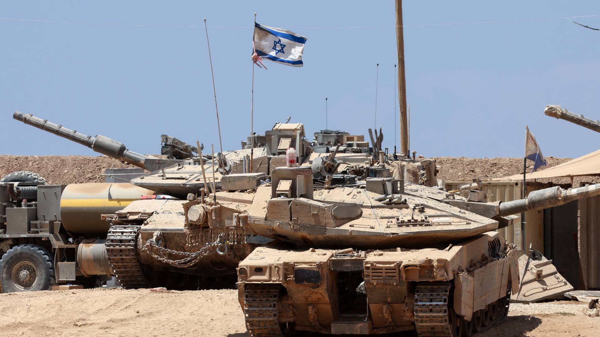 آليات الاحتلال الإسرائيلي مقربة غزة