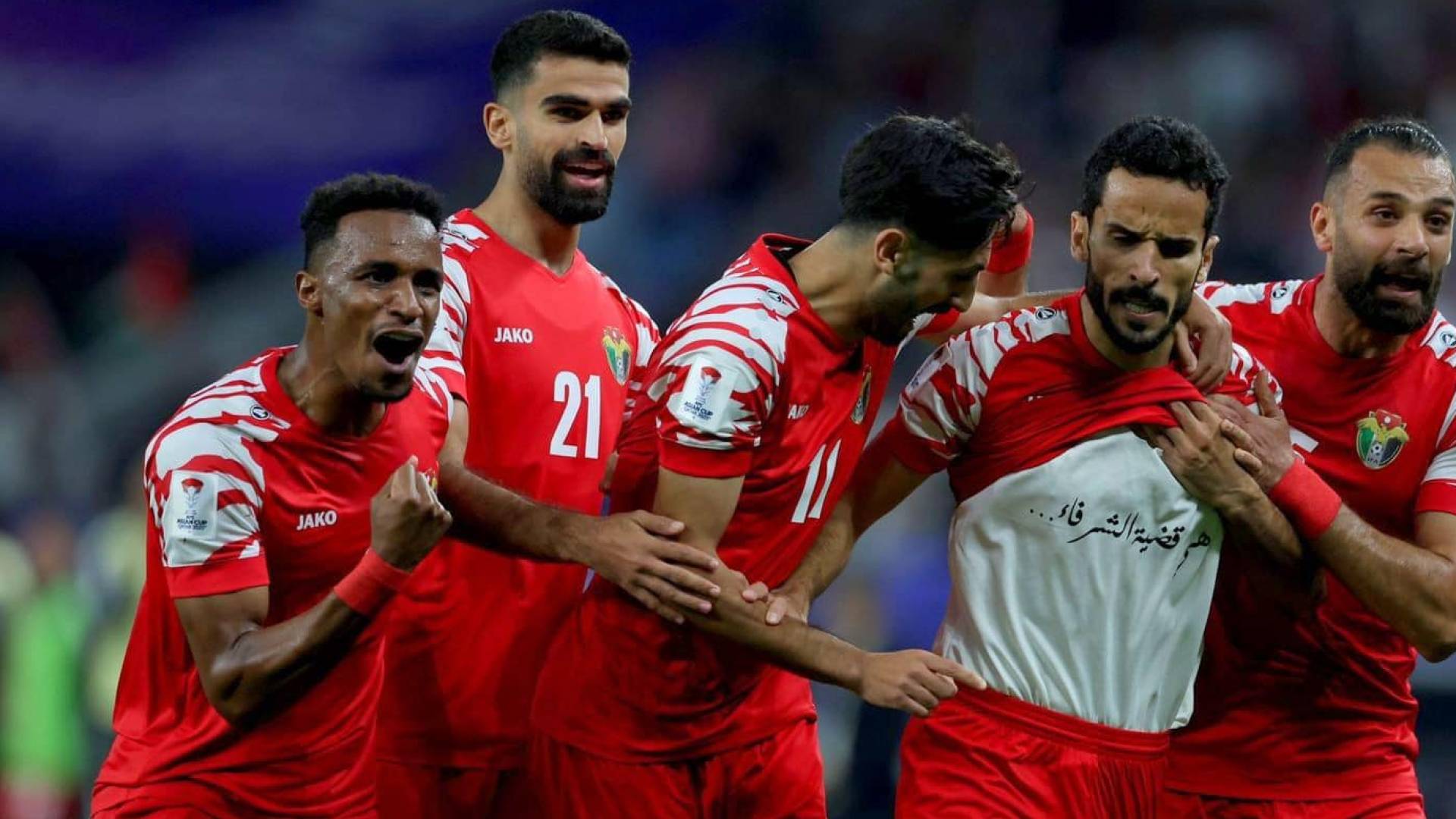 لاعبو المنتخب الوطني يحتفلون بهدف سابق