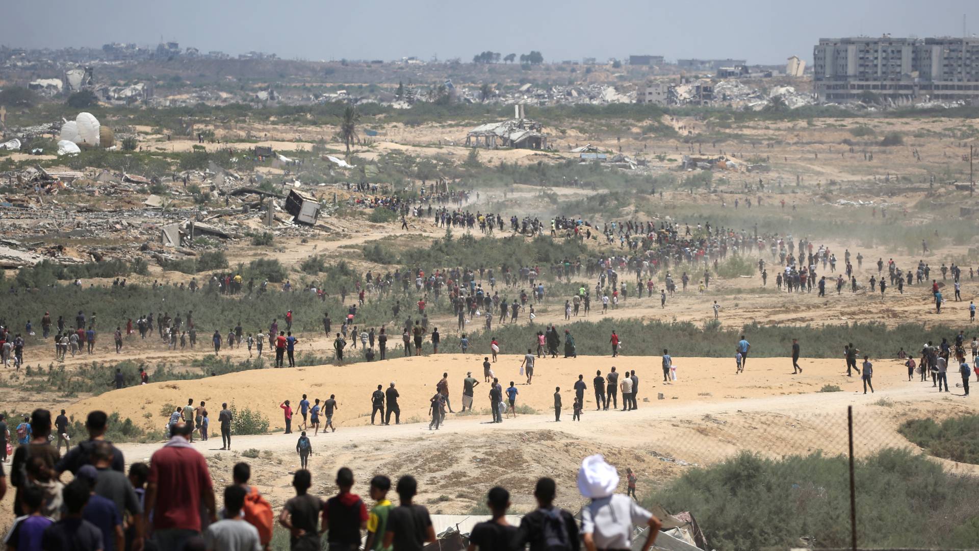 فلسطينيون في قطاع غزة يبحثون عن مساعدات