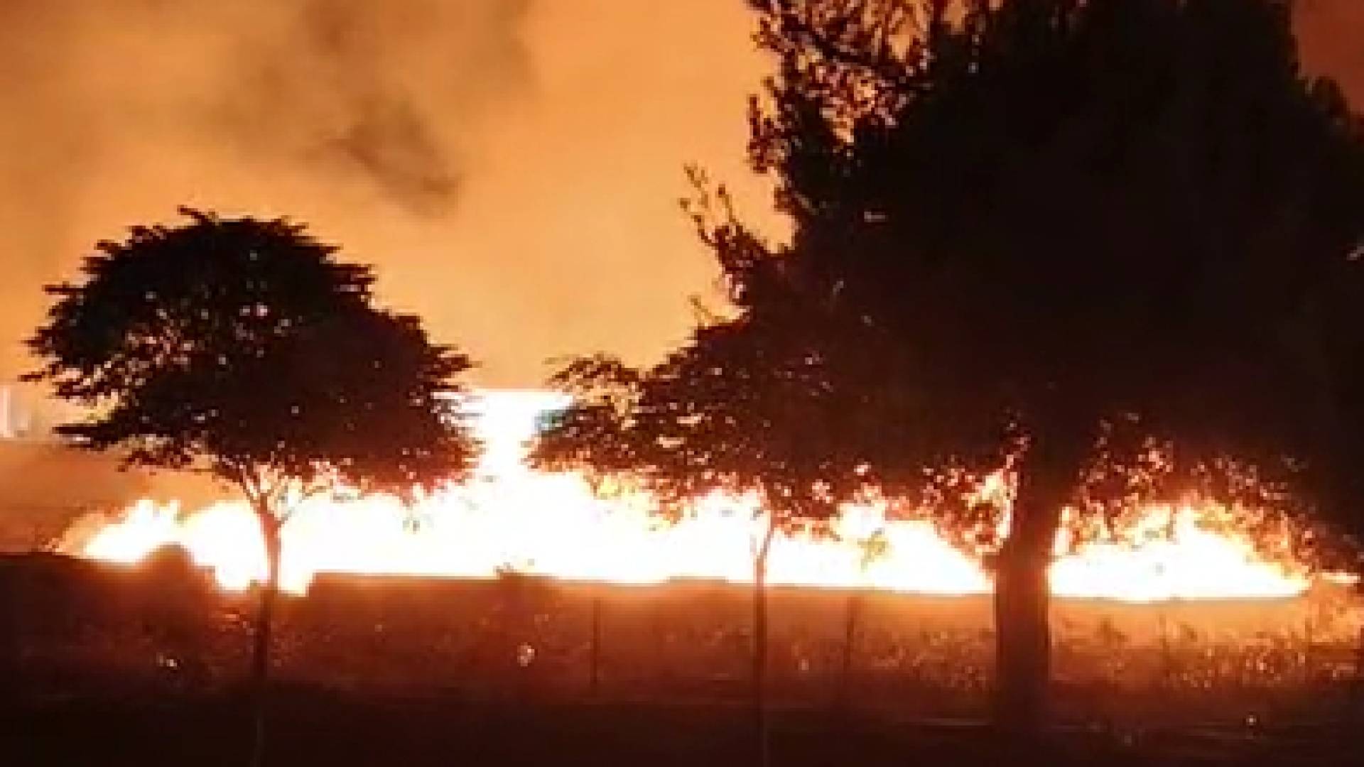 حريق ضخم قرب الدوار الثامن في العاصمة عمان