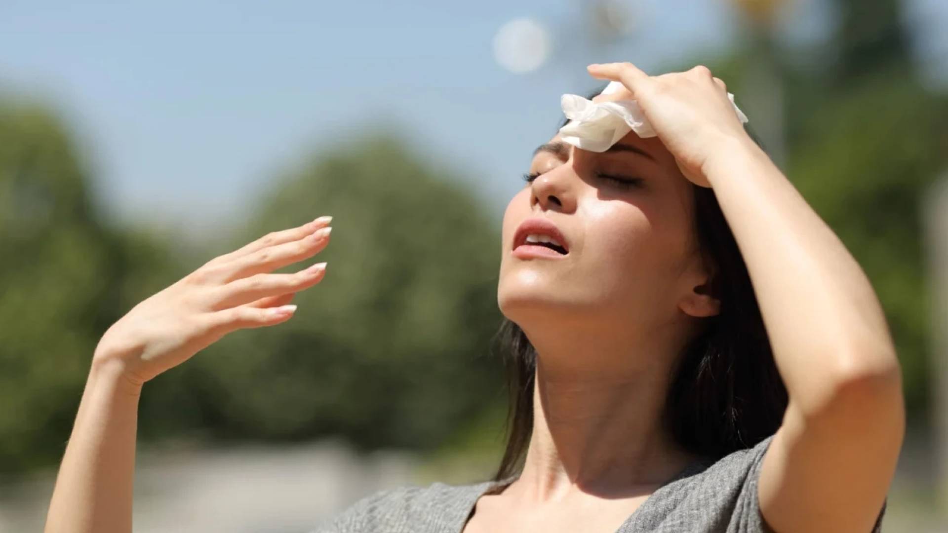 فتاة تشعر بالحر - تعبيرية