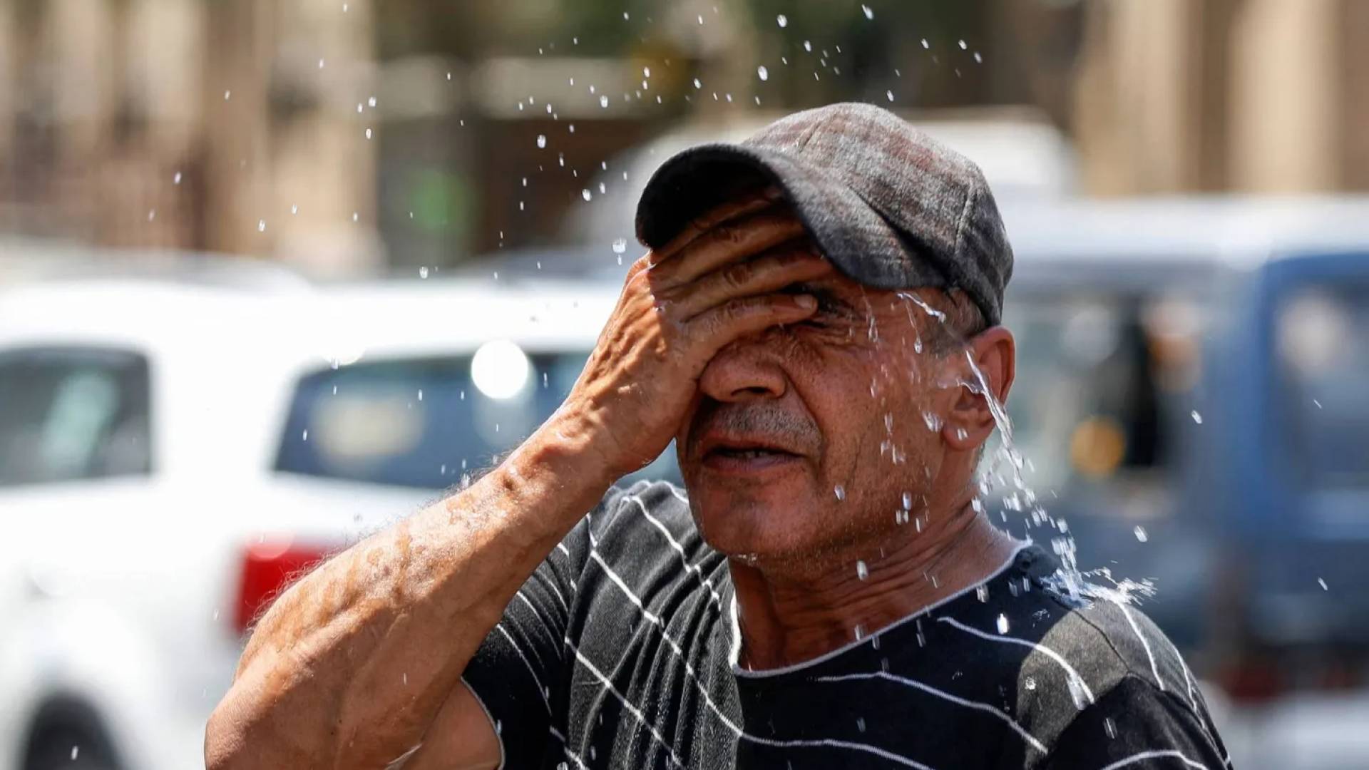 شخص يشعر بالحر