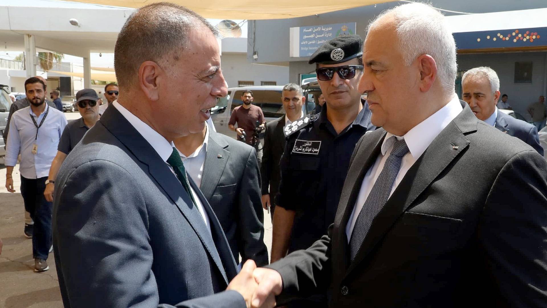 وزير الداخلية مازن الفراية في جسر الملك حسين