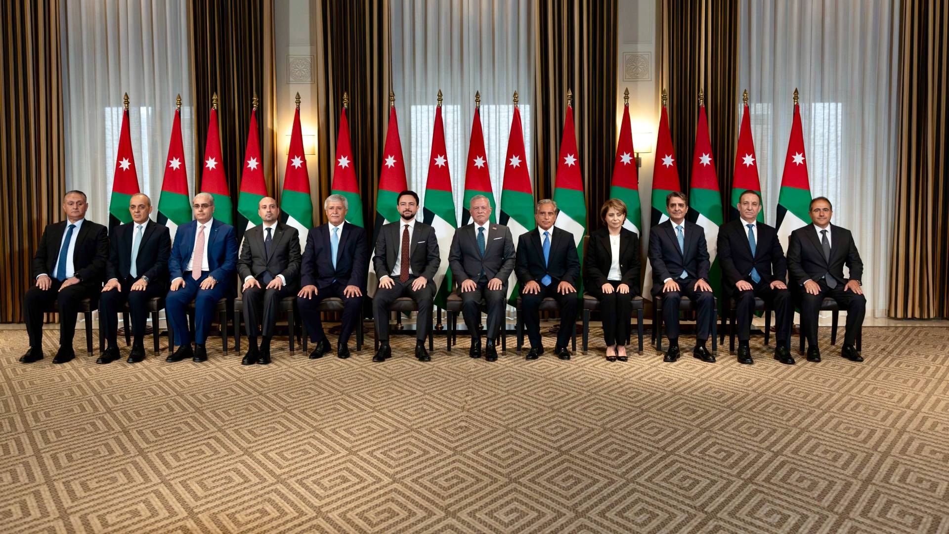 الوزراء الجدد يؤدون اليمين الدستورية أمام جلالة الملك عبدالله الثاني في قصر الحسينية