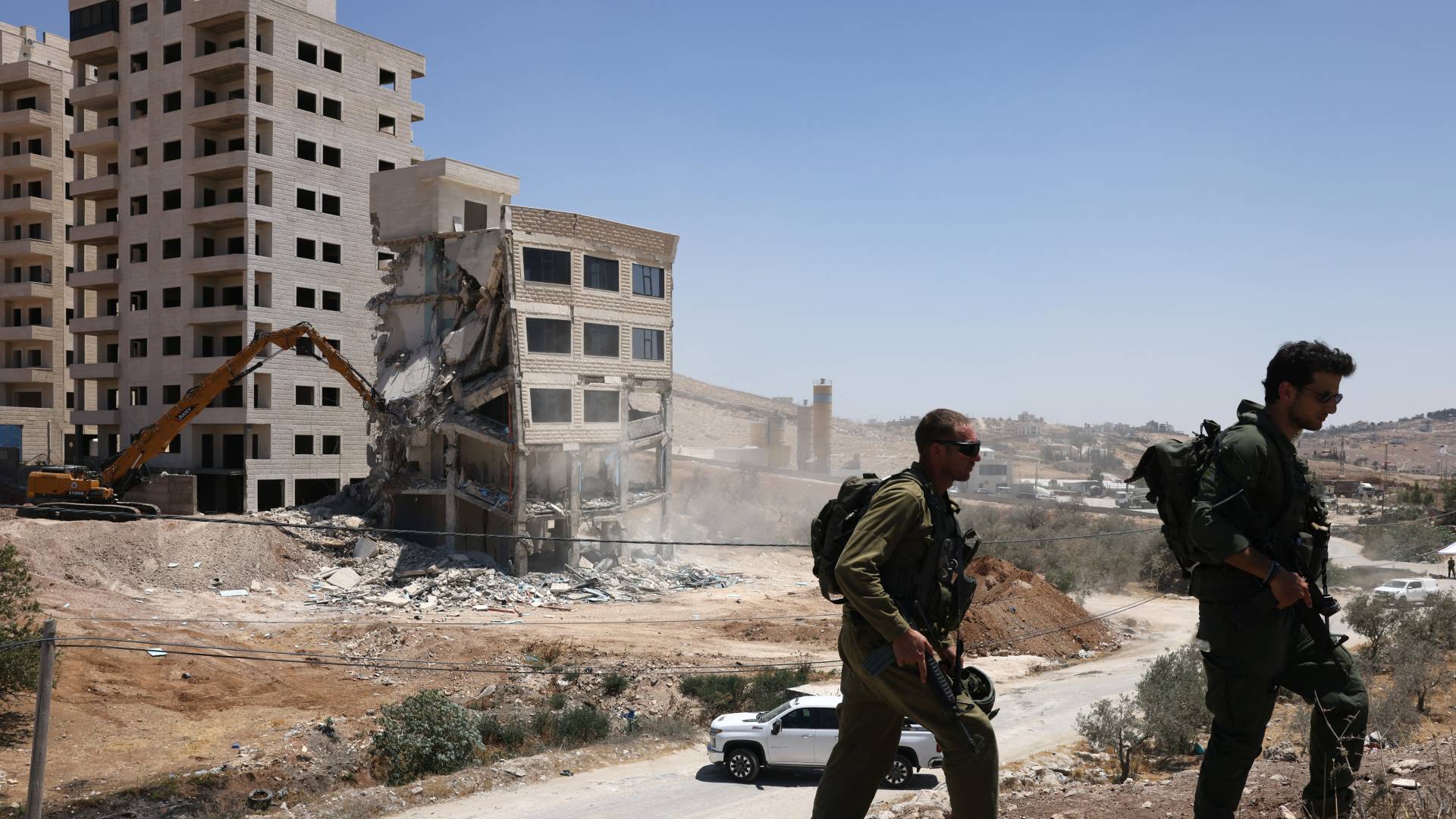 الاحتلال يصعد من عدوانه في الضفة الغربية .. تفجير منازل وإصابات واعتقالات