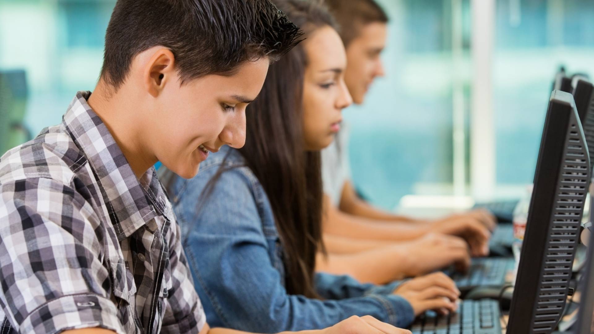 وزارة الاقتصاد الرقمي تنجز تطوير مناهج المهارات الرقمية للمدارس