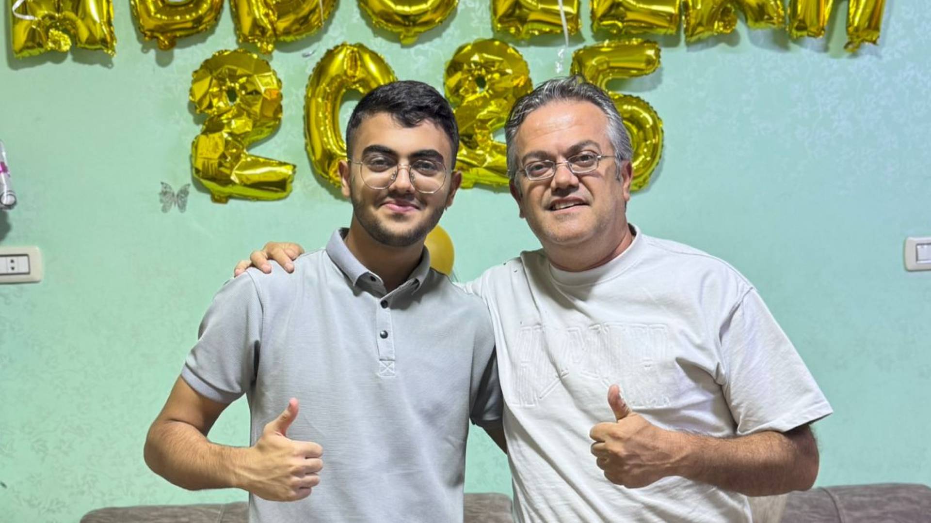 الطالب عبدالله أبو عمر مع أفراد من عائلته