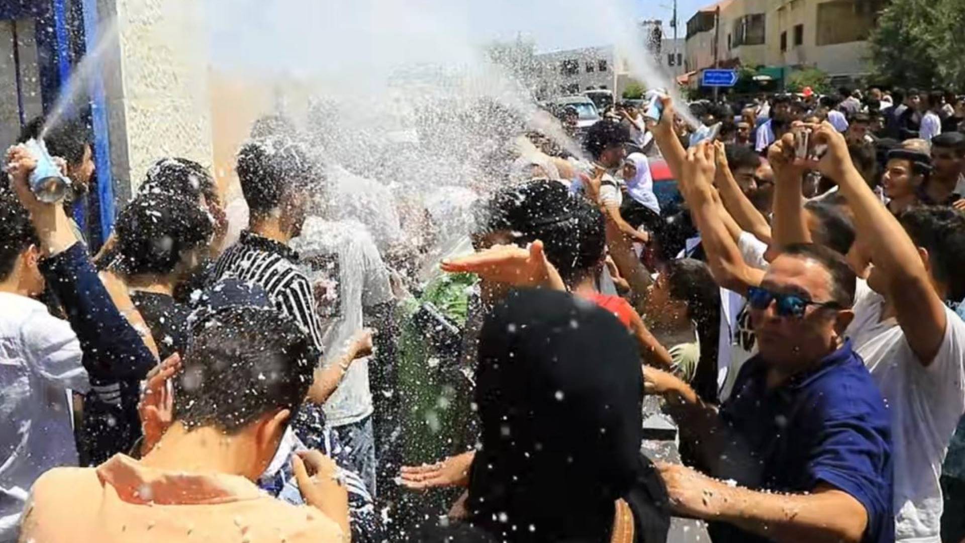 طلبة يحتفلون بنجاحهم