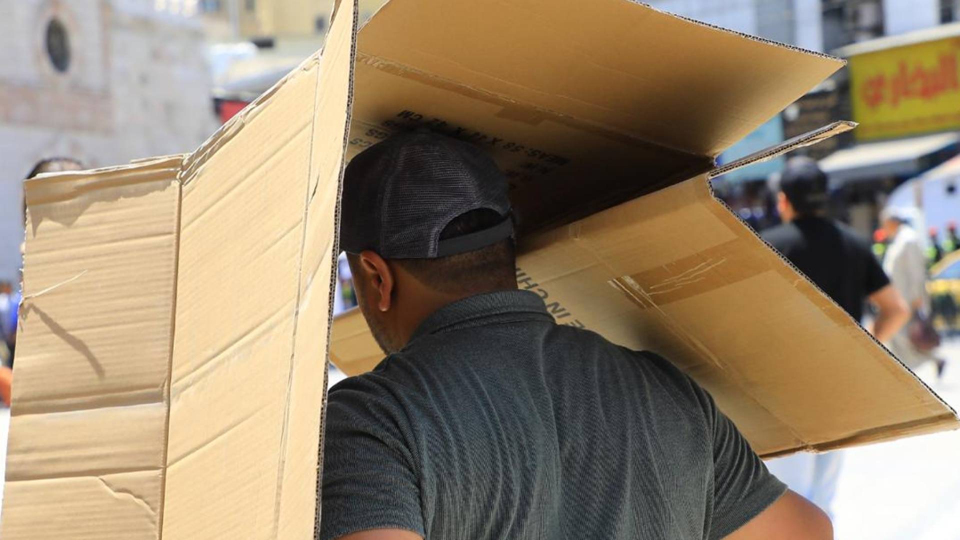 مواطن تحت أشعة الشمس في عمان