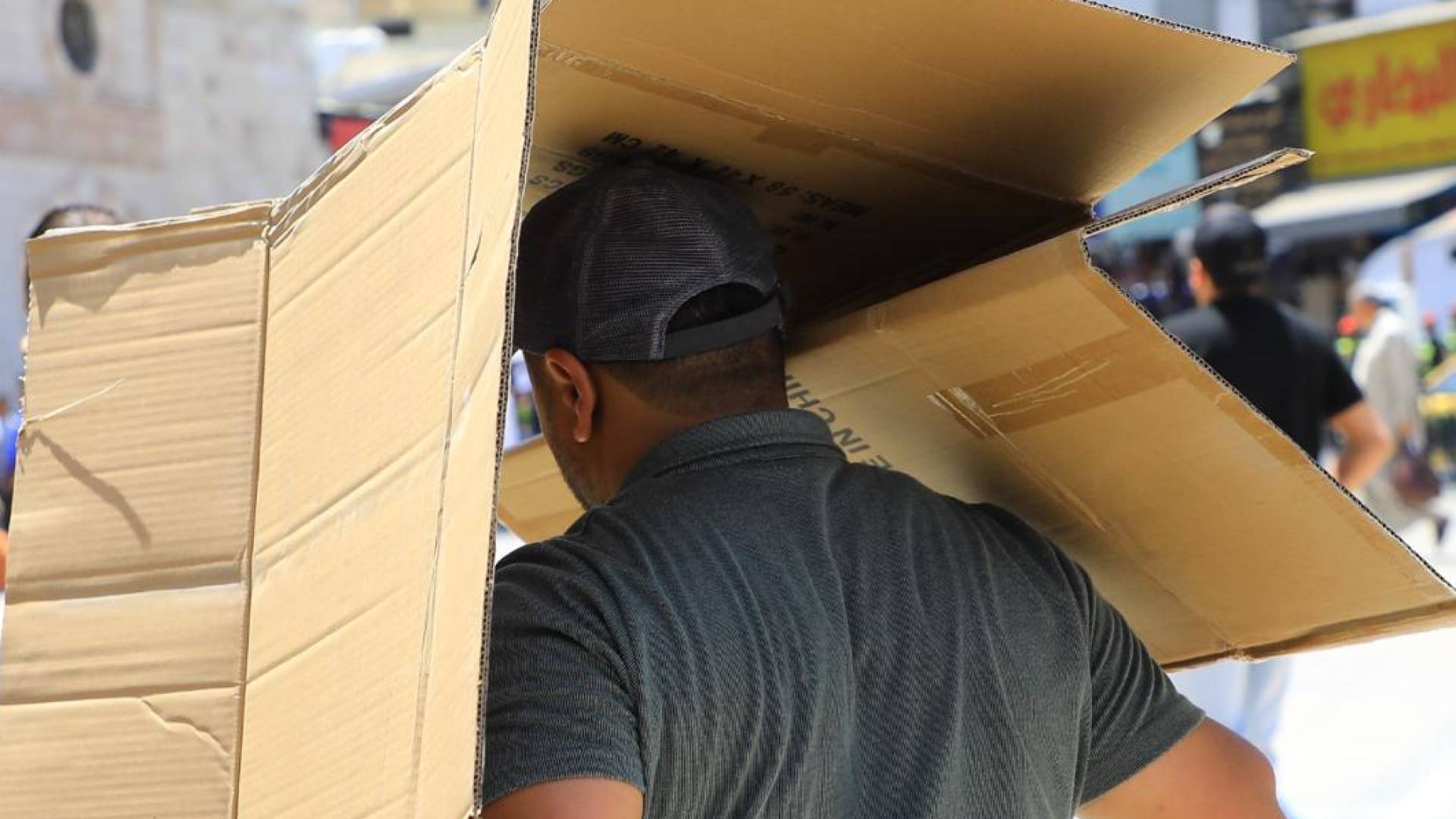 رجل يشعر بحر الجمعة في عمان