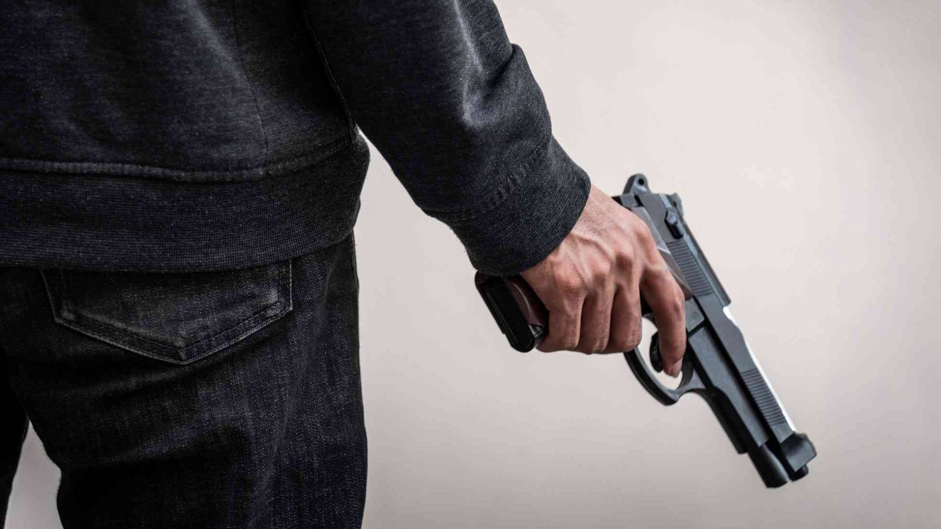 صورة تعبر عن اطلاق عيارات نارية